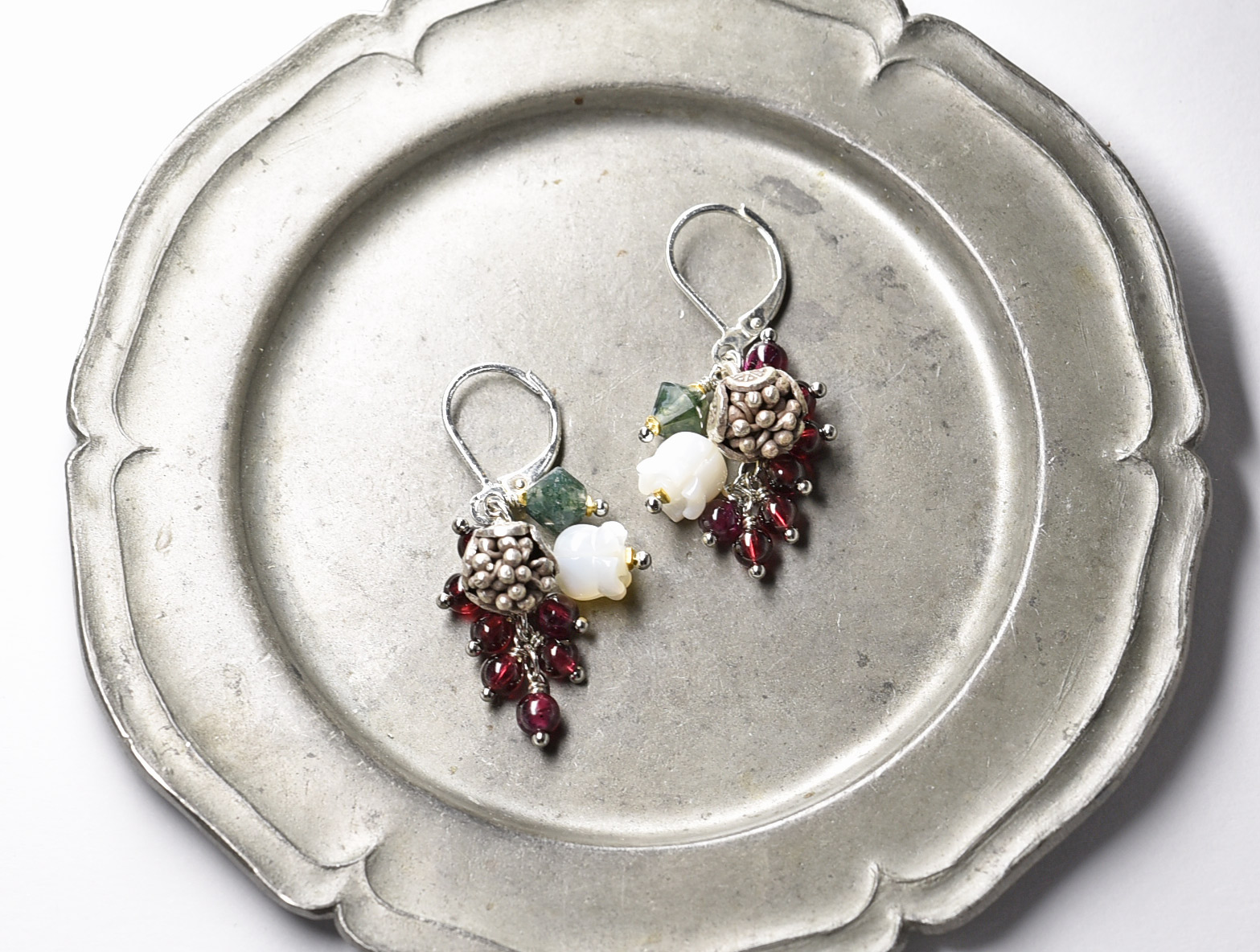 たわわなガーネットとモスアゲート 白蝶貝のすずらん コロンと丸いお花カレンシルバーのピアス 再販 Iichi ハンドメイド クラフト作品 手仕事品の通販