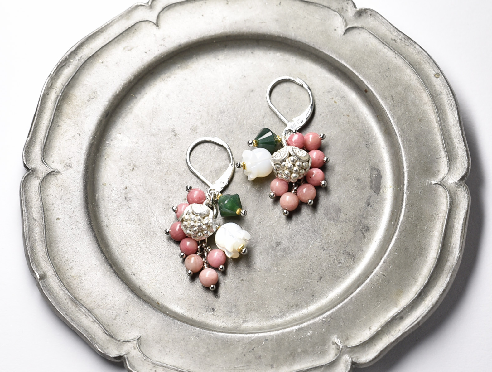 たわわなロードナイトとモスアゲート 白蝶貝のすすらん コロンと丸いお花カレンシルバーのピアス Iichi ハンドメイド クラフト作品 手仕事品の通販