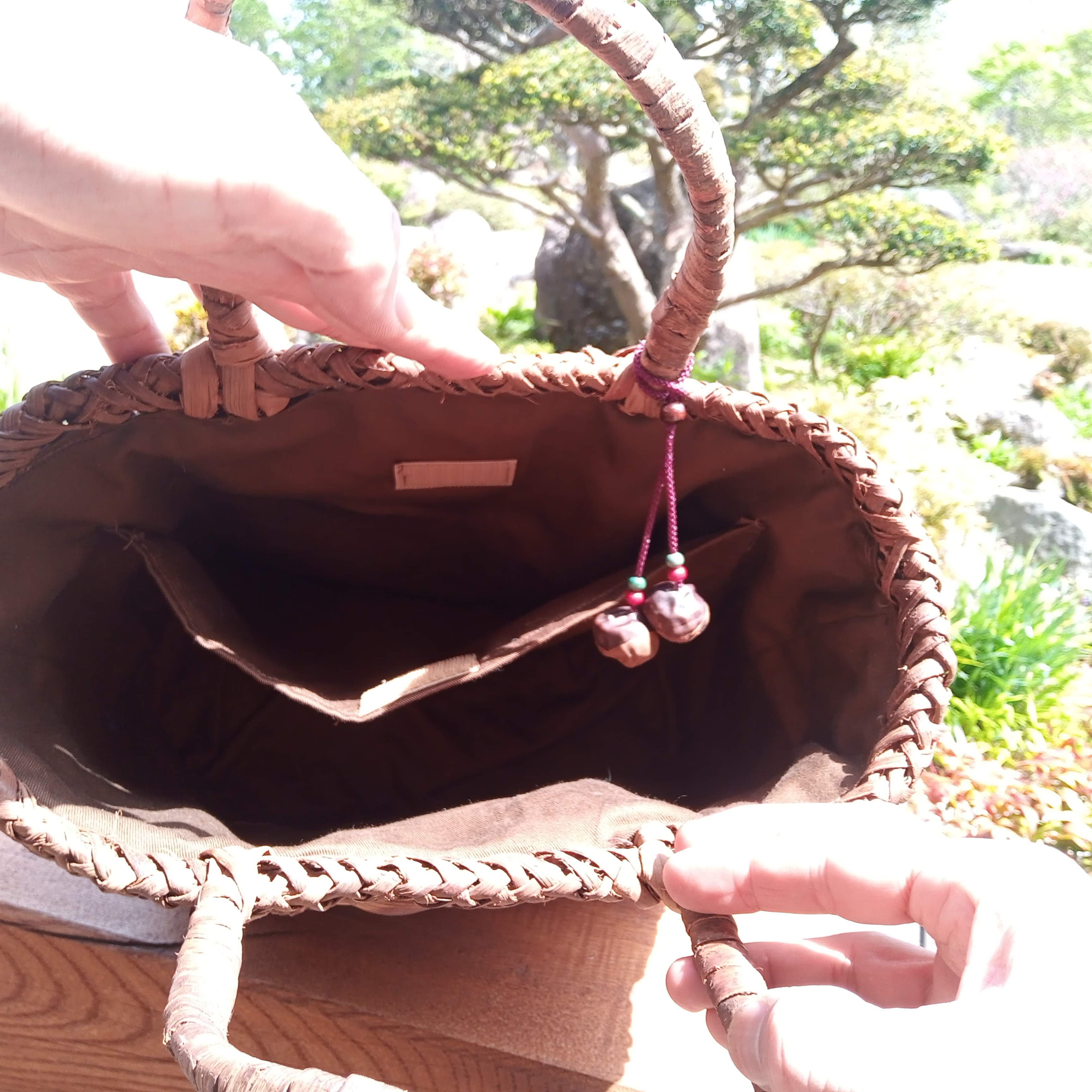 貴重な山葡萄の蔓で編んだ手提げ籠(バッグ) 【中Ⅰ】三つ編み 202105 貴重な山葡萄の蔓で編んだ手提げ籠(バッグ) 【中Ⅰ】三つ編み 202105