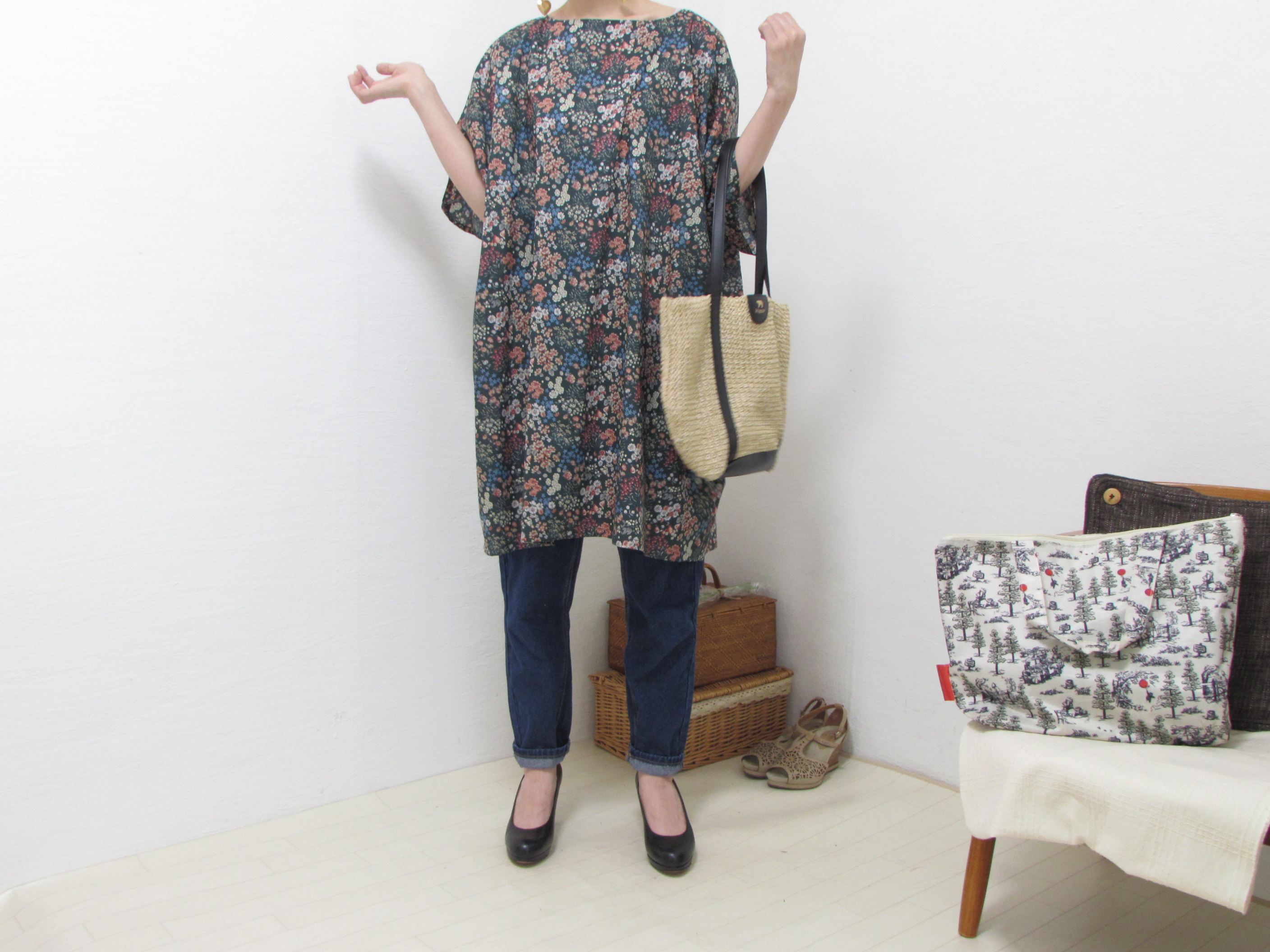 2365 アースカラーのコットンローン ワンピース 花柄 Iichi ハンドメイド クラフト作品 手仕事品の通販