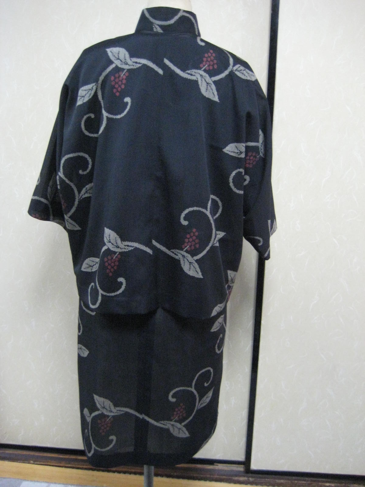 夏の黒地にブドウ柄でフレンチワンピースとジャケットのアンサンブル Iichi ハンドメイド クラフト作品 手仕事品の通販