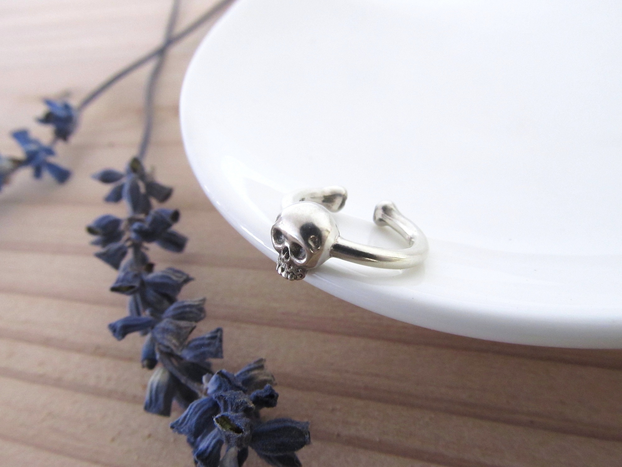 ちいさなドクロのイヤーカフ Iichi ハンドメイド クラフト作品 手仕事品の通販