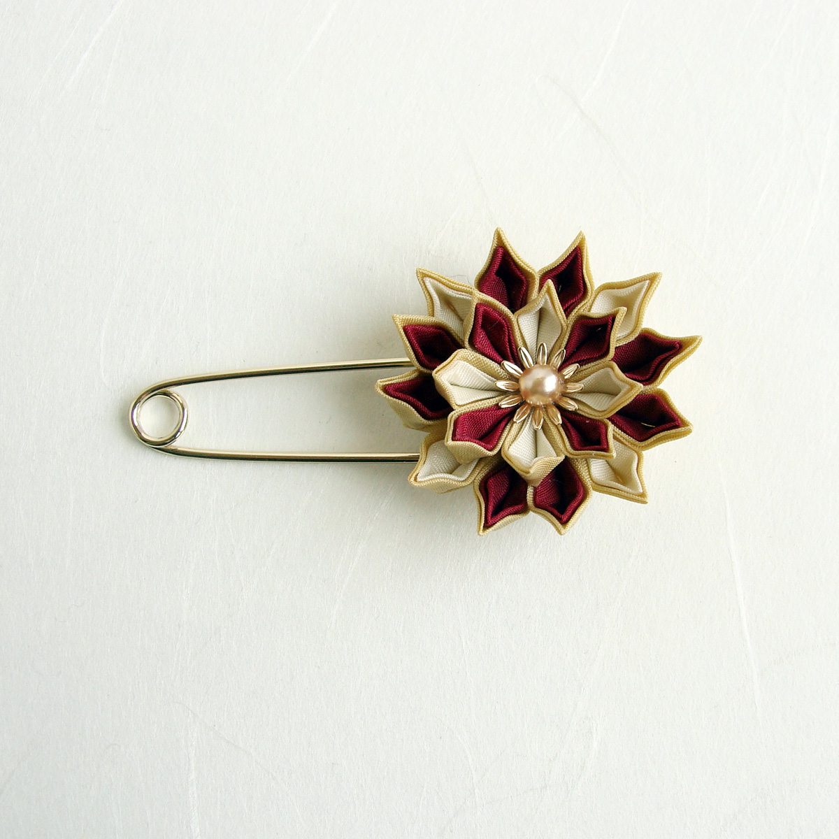 つまみ細工のストールピン ワインレッド Iichi ハンドメイド クラフト作品 手仕事品の通販