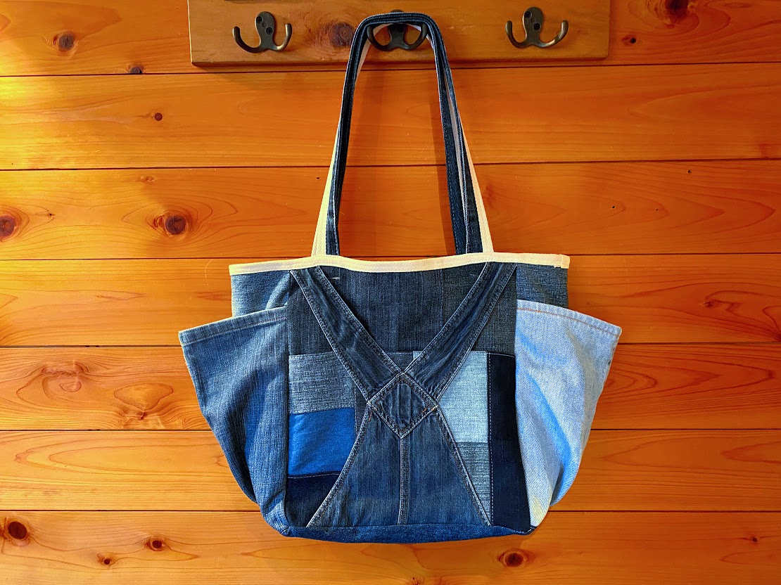 ポケットいっぱい ヨコ型a4すっぽり 肩掛けok ハンドメイド マザーズバッグ トートバッグ カバン デニムリメイク Iichi ハンドメイド クラフト作品 手仕事品の通販