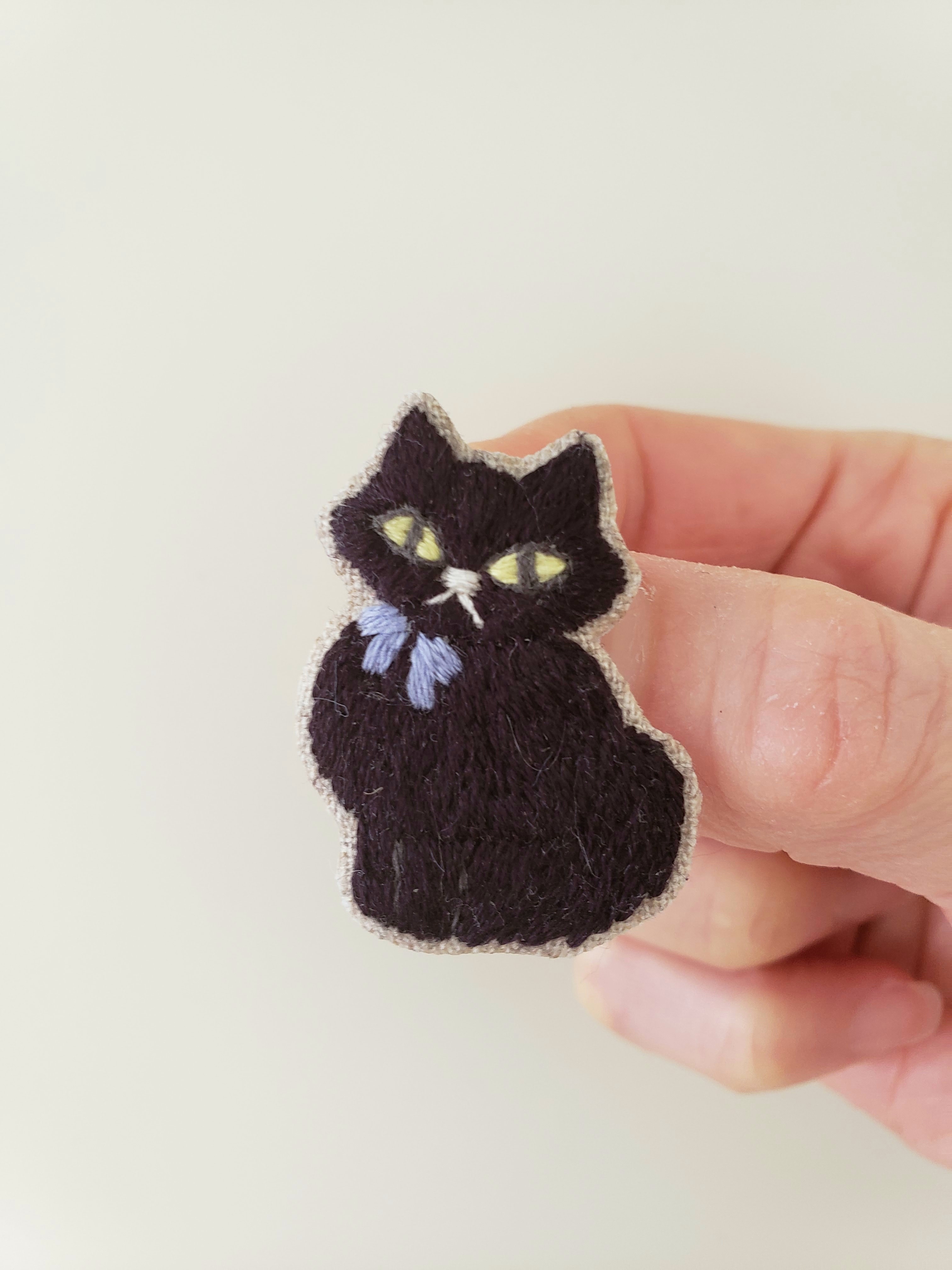 ブラックの猫刺繍ブローチ【受注製作】  iichi ハンドメイド 