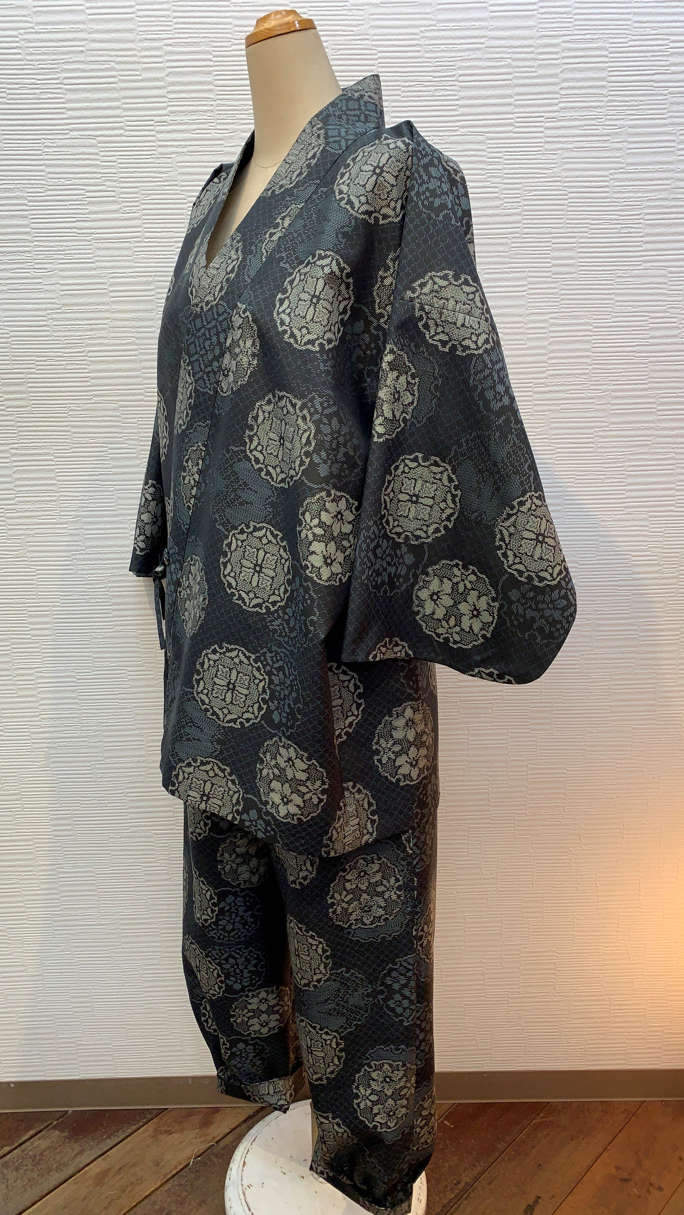 大島紬のお着物から　総合わせ仕立ての作務衣（商標付き）素材正絹