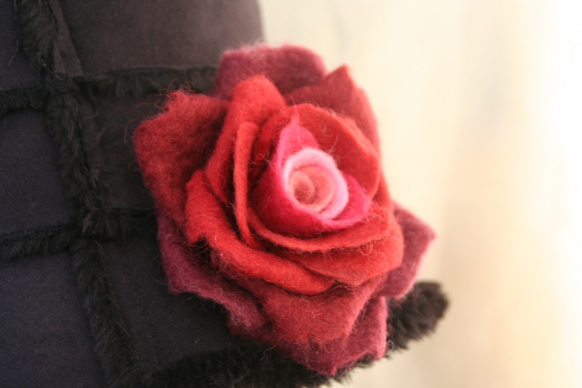 薔薇のフェルトコサージュ Dark Red Iichi ハンドメイド クラフト作品 手仕事品の通販