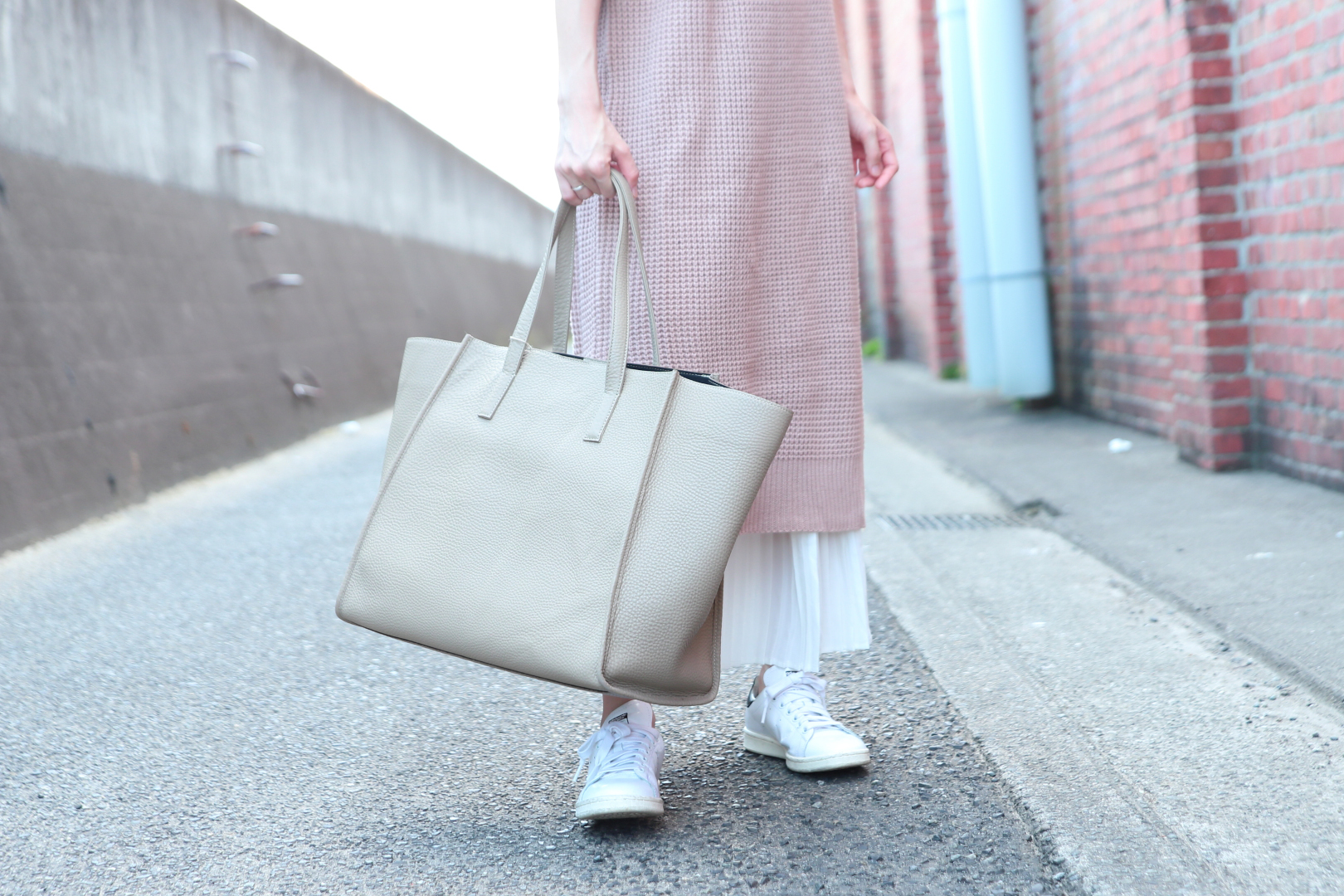 ダイナミック レザー トートバッグ レディース 旅行 出張 大容量 ビジネスバッグ グレージュ As 28ss Iichi ハンドメイド クラフト作品 手仕事品の通販