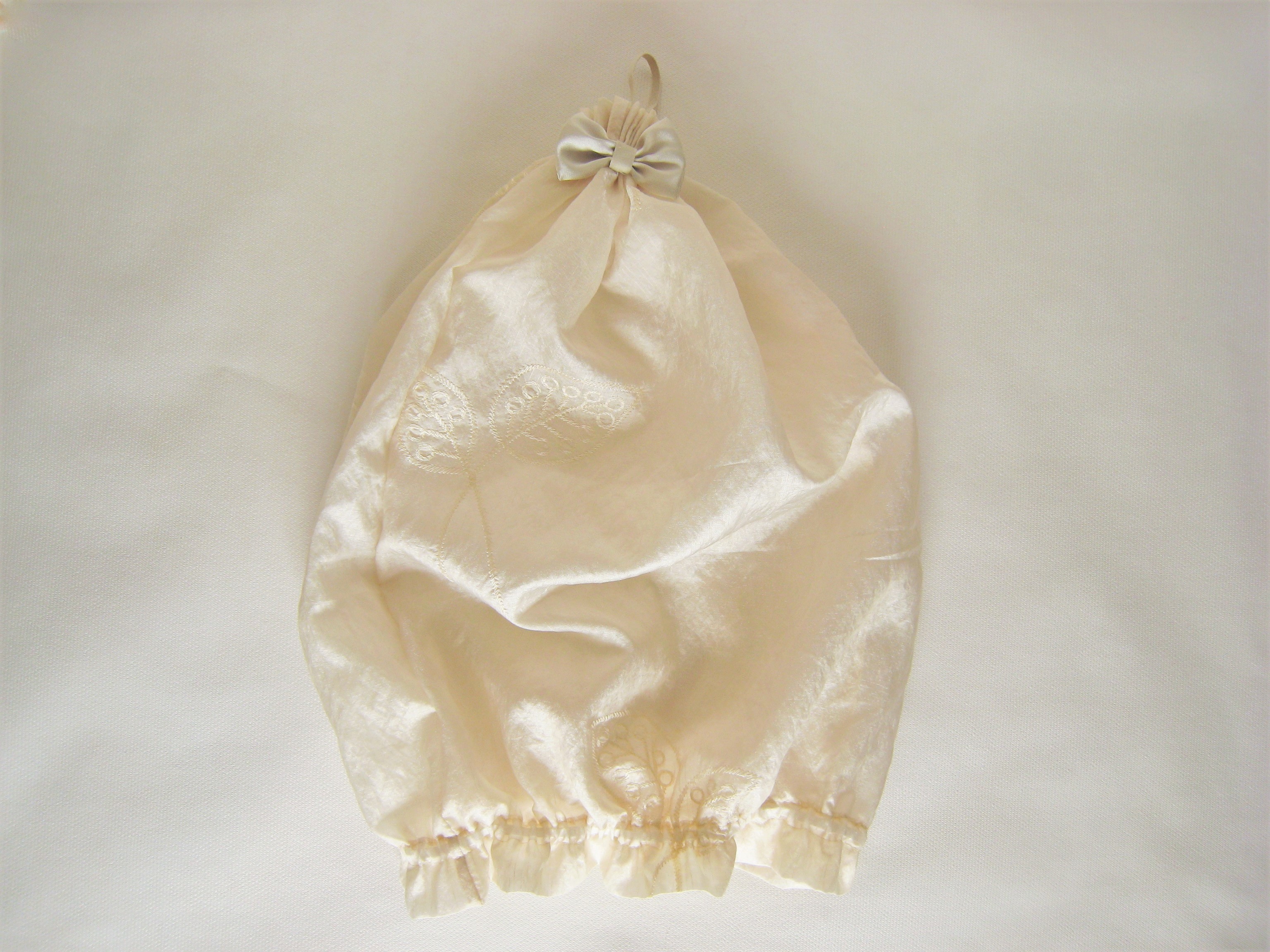 リボンの付いたかわいいフェイスカバー ベージュ葉っぱ柄 Iichi ハンドメイド クラフト作品 手仕事品の通販