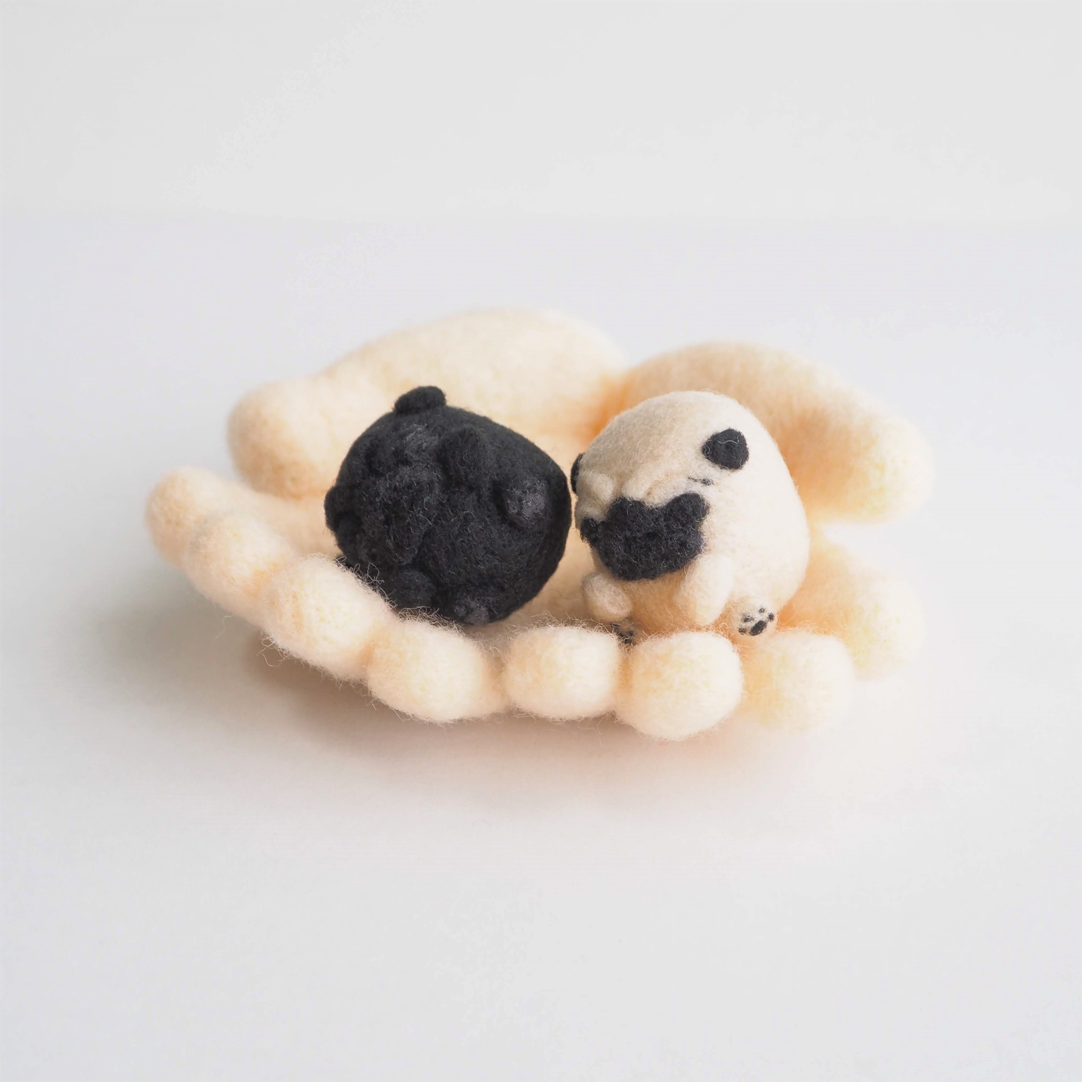 受注製作 まゆパグの赤ちゃん 仔犬 フォーン 黒 薄目orぱっちりおめめ 羊毛フェルト Iichi ハンドメイド クラフト作品 手仕事品の通販