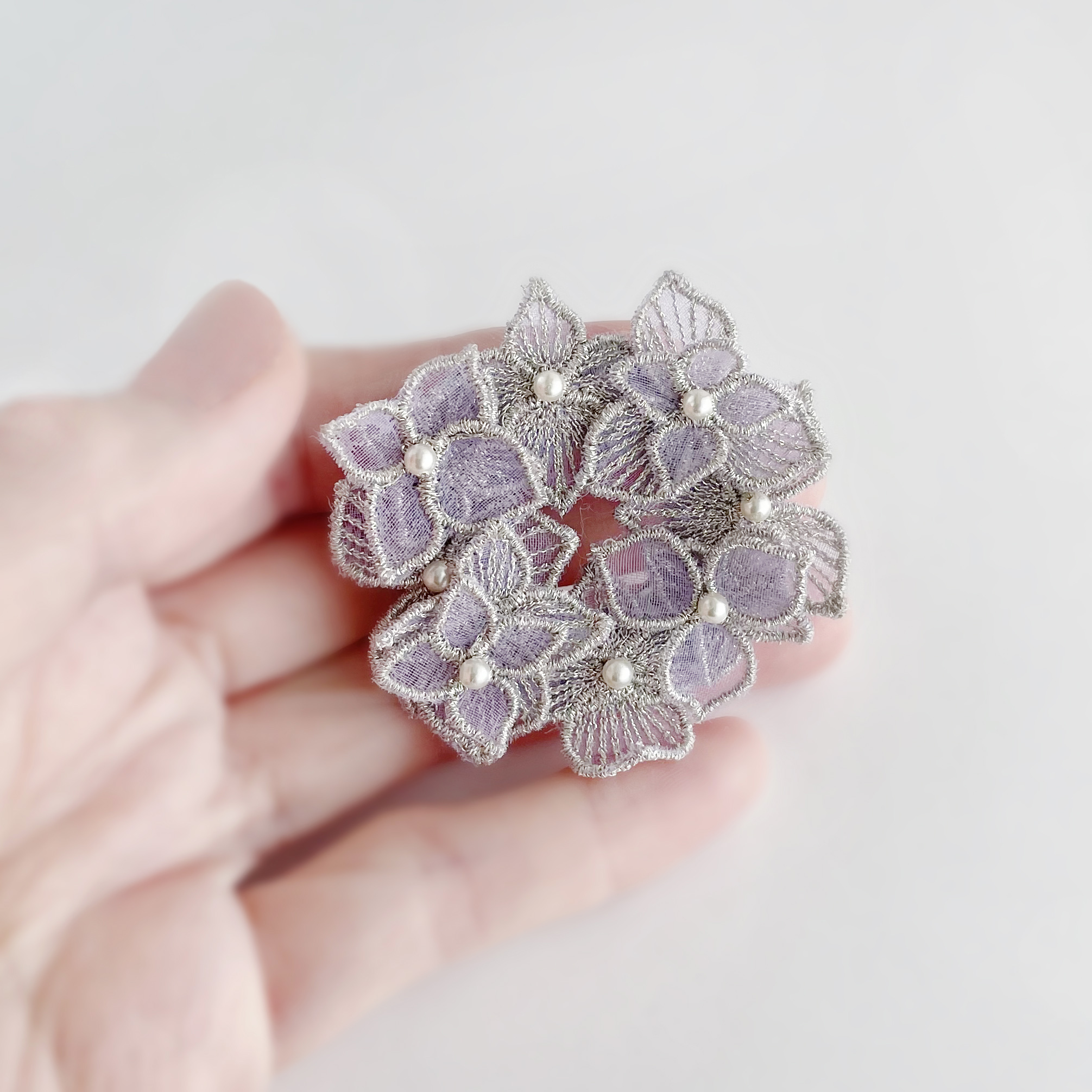 オーガンジー刺繍 紫陽花ブローチ シルバー 受注制作 Iichi ハンドメイド クラフト作品 手仕事品の通販