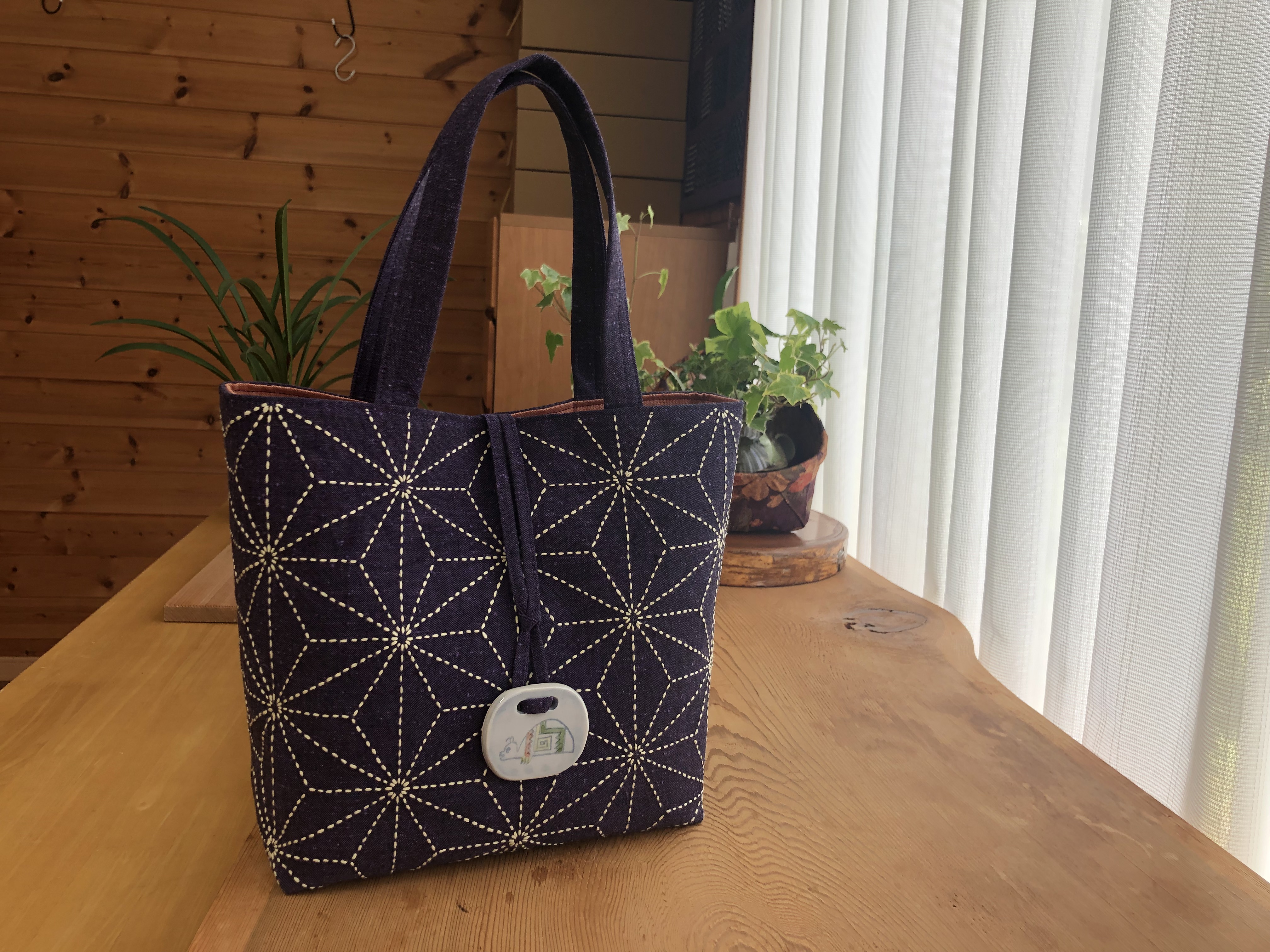 刺し子のトートバッグ チャーム付き Iichi ハンドメイド クラフト作品 手仕事品の通販