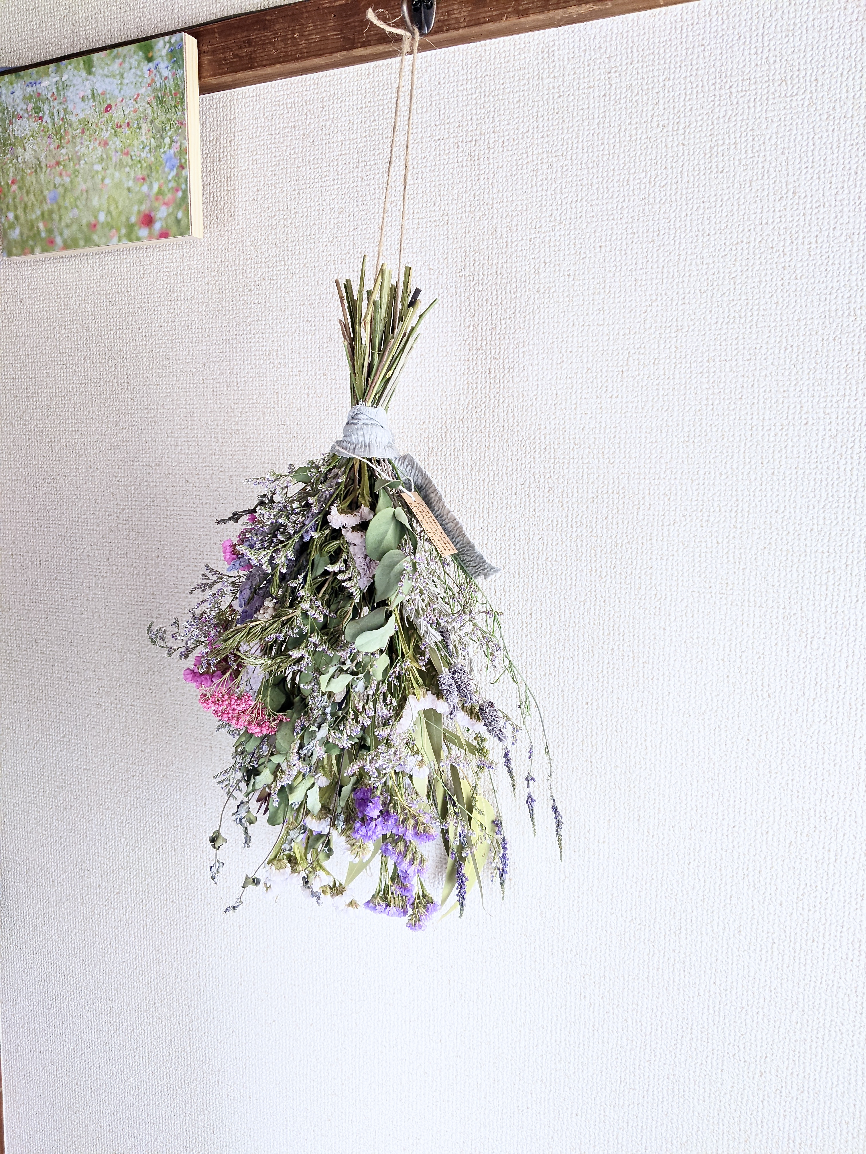 ハーブとスターチスをたっぷり使った 素朴で涼しげなカジュアルドライフラワー スワッグ Iichi ハンドメイド クラフト作品 手仕事品の通販