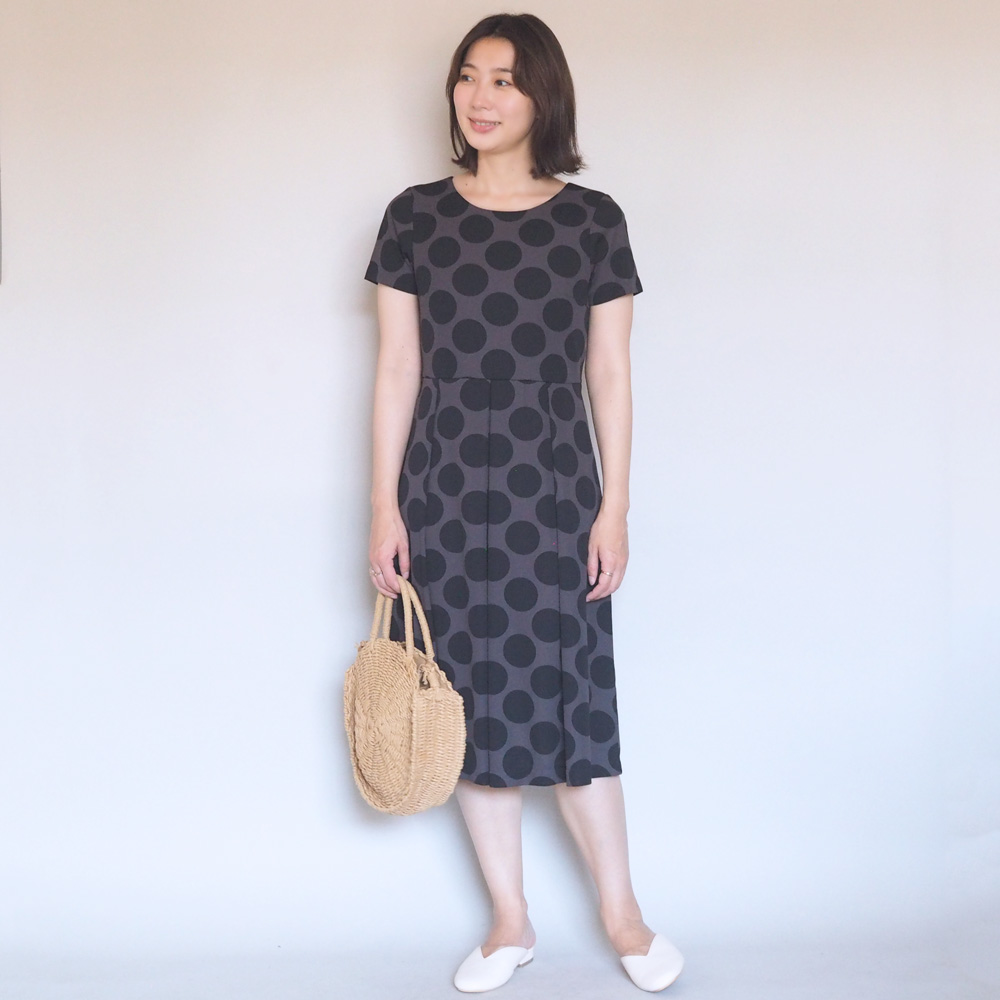Xs Ll受注制作 アーミッシュ風シンプルワンピース 大きなドット柄 ブラック グレー やや薄手の生地 Iichi ハンドメイド クラフト作品 手仕事品の通販