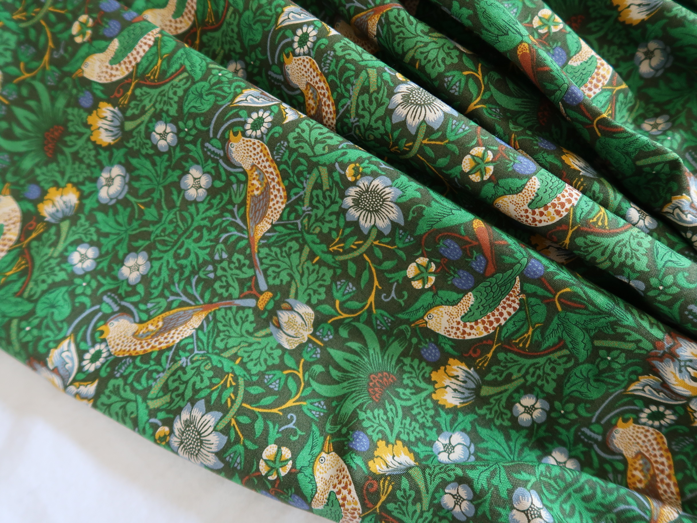 新色受注 William Morris ストロベリーシーフ フレンチスリーブワンピース いちご泥棒 エメラルド Iichi ハンドメイド クラフト作品 手仕事品の通販