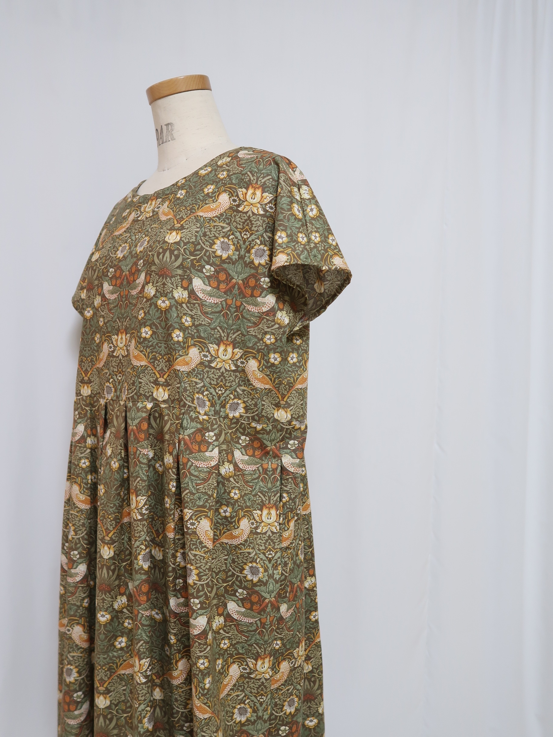 新色受注 William Morris ストロベリーシーフ フレンチスリーブワンピース いちご泥棒 セージ Iichi ハンドメイド クラフト作品 手仕事品の通販