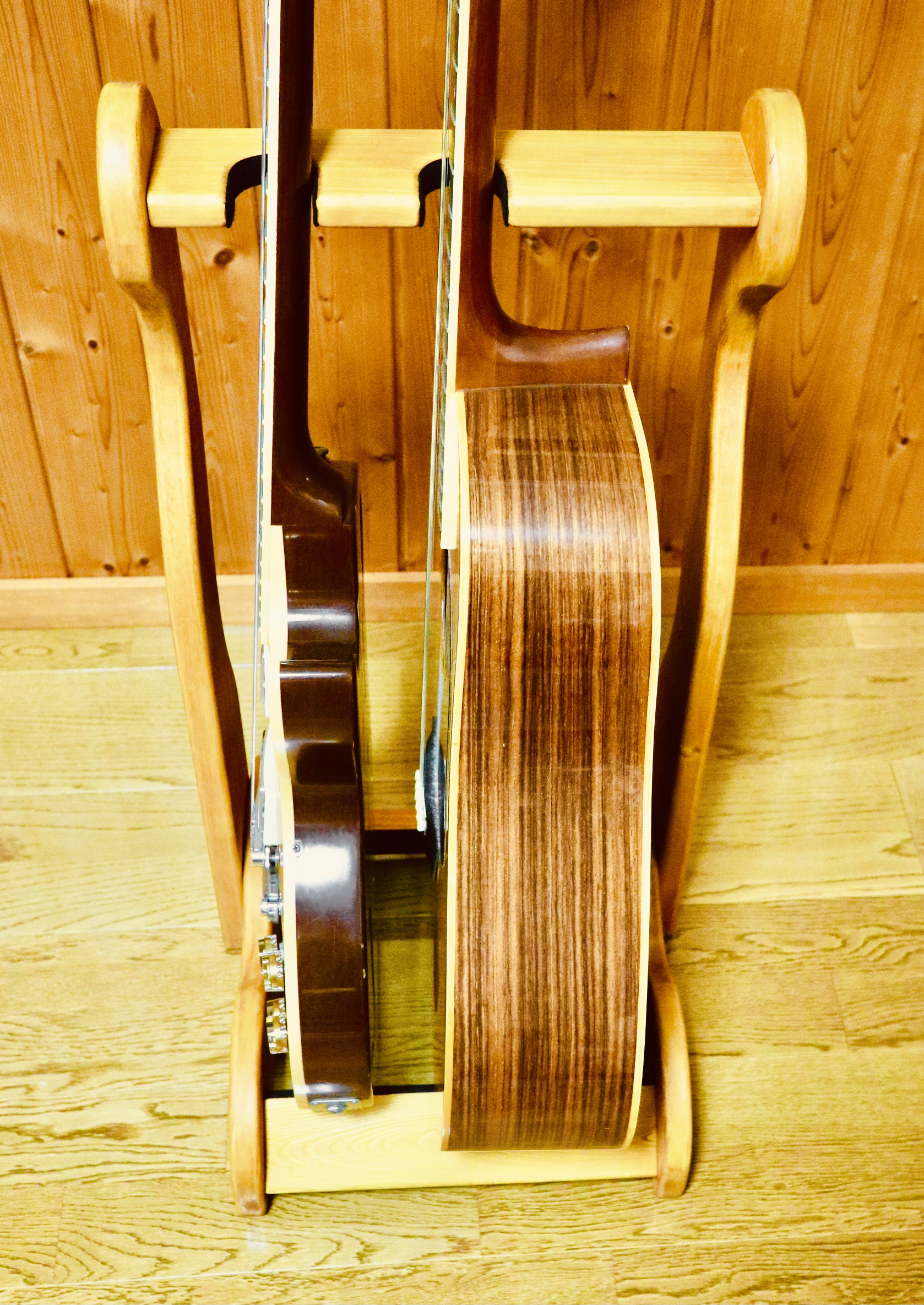 24時間以内に発送 手作り木工 木製ギタースタンド けやき ２本掛け Iichi ハンドメイド クラフト作品 手仕事品の通販