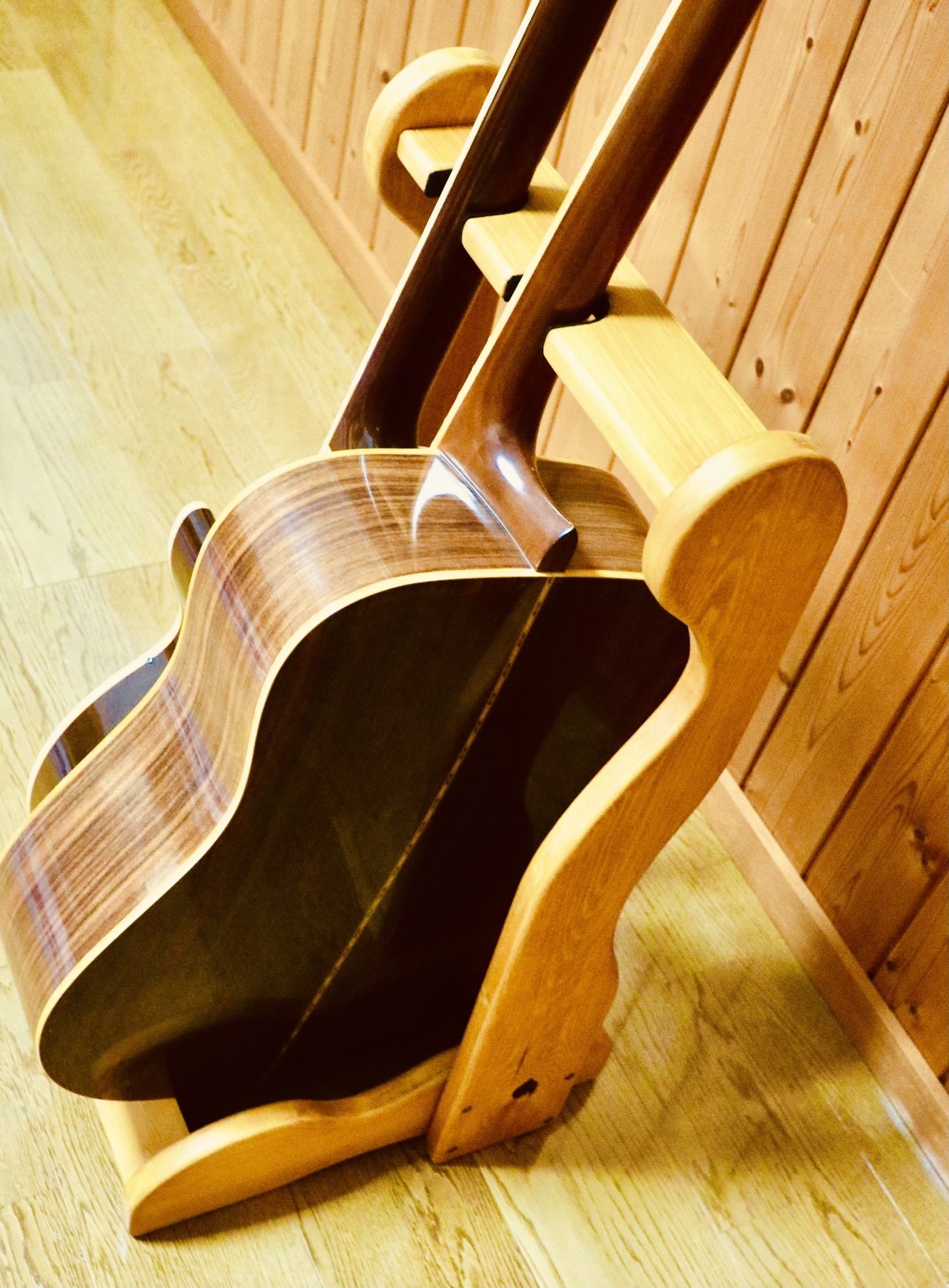24時間以内に発送 手作り木工 木製ギタースタンド けやき ２本掛け Iichi ハンドメイド クラフト作品 手仕事品の通販