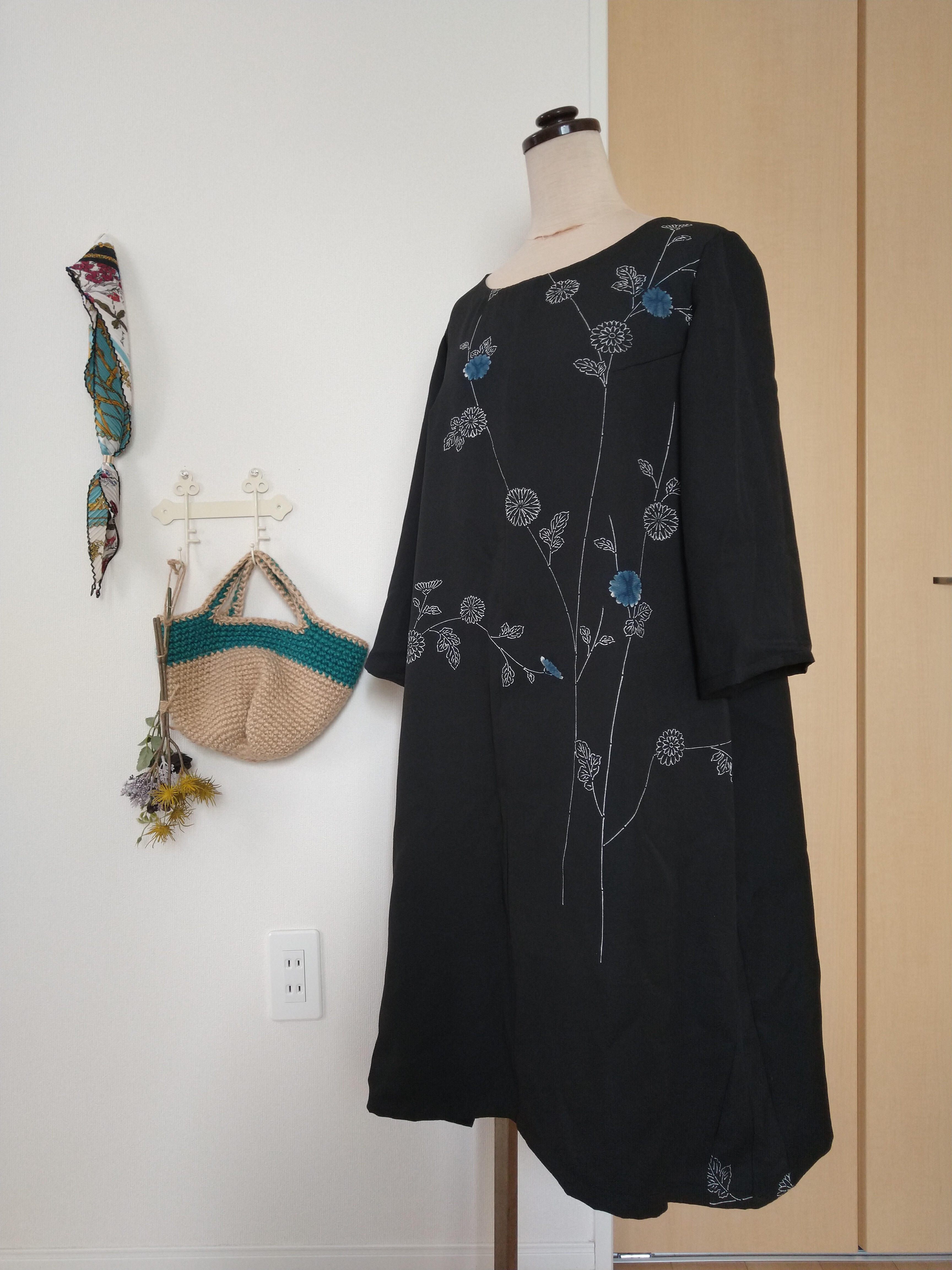 驚きの値段で 着物リメイク 黒いワンピース シルク ハンドメイド ひざ丈ワンピース Luhacovice Cz