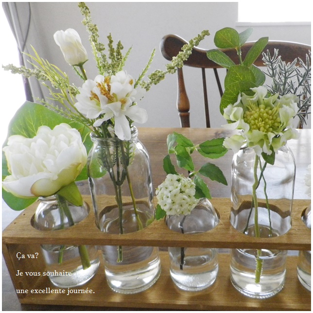 ５つのボトルにこぼれないお水と白いお花 グリーンを爽やかに飾って Iichi ハンドメイド クラフト作品 手仕事品の通販
