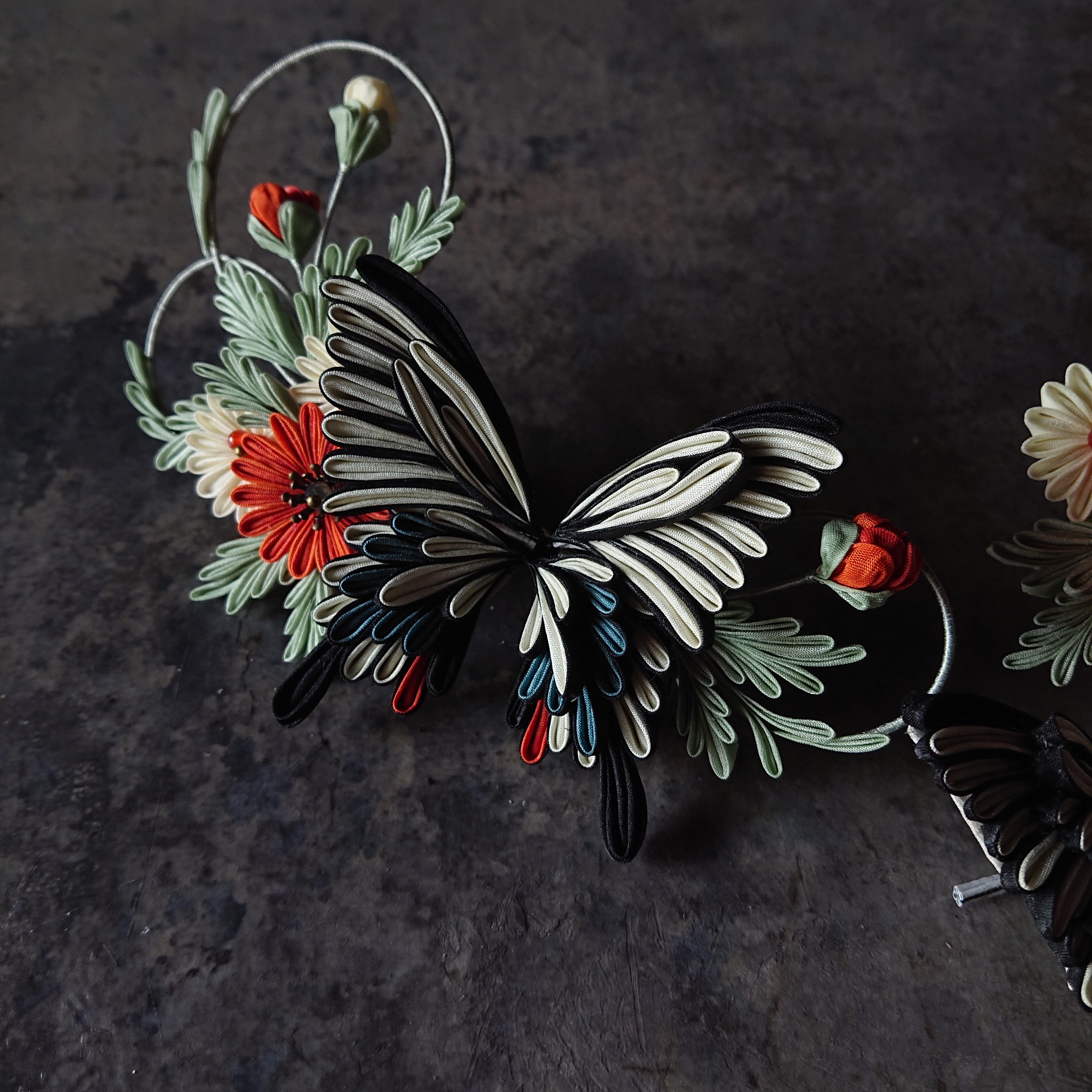 日替わり つまみ細工 髪飾り 蝶々 - ヘアアクセサリー