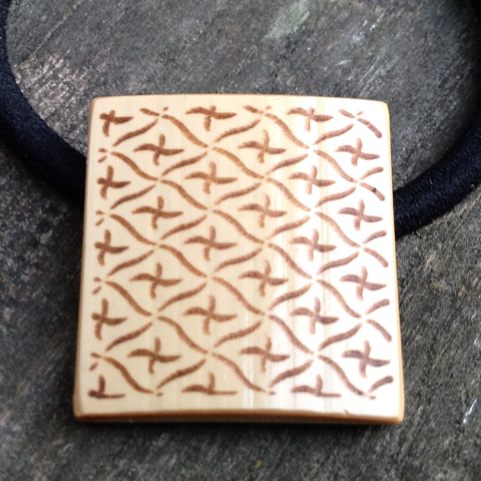 大人かわいい和柄ヘアゴム 四角 捻り七宝 送料無料 Iichi ハンドメイド クラフト作品 手仕事品の通販