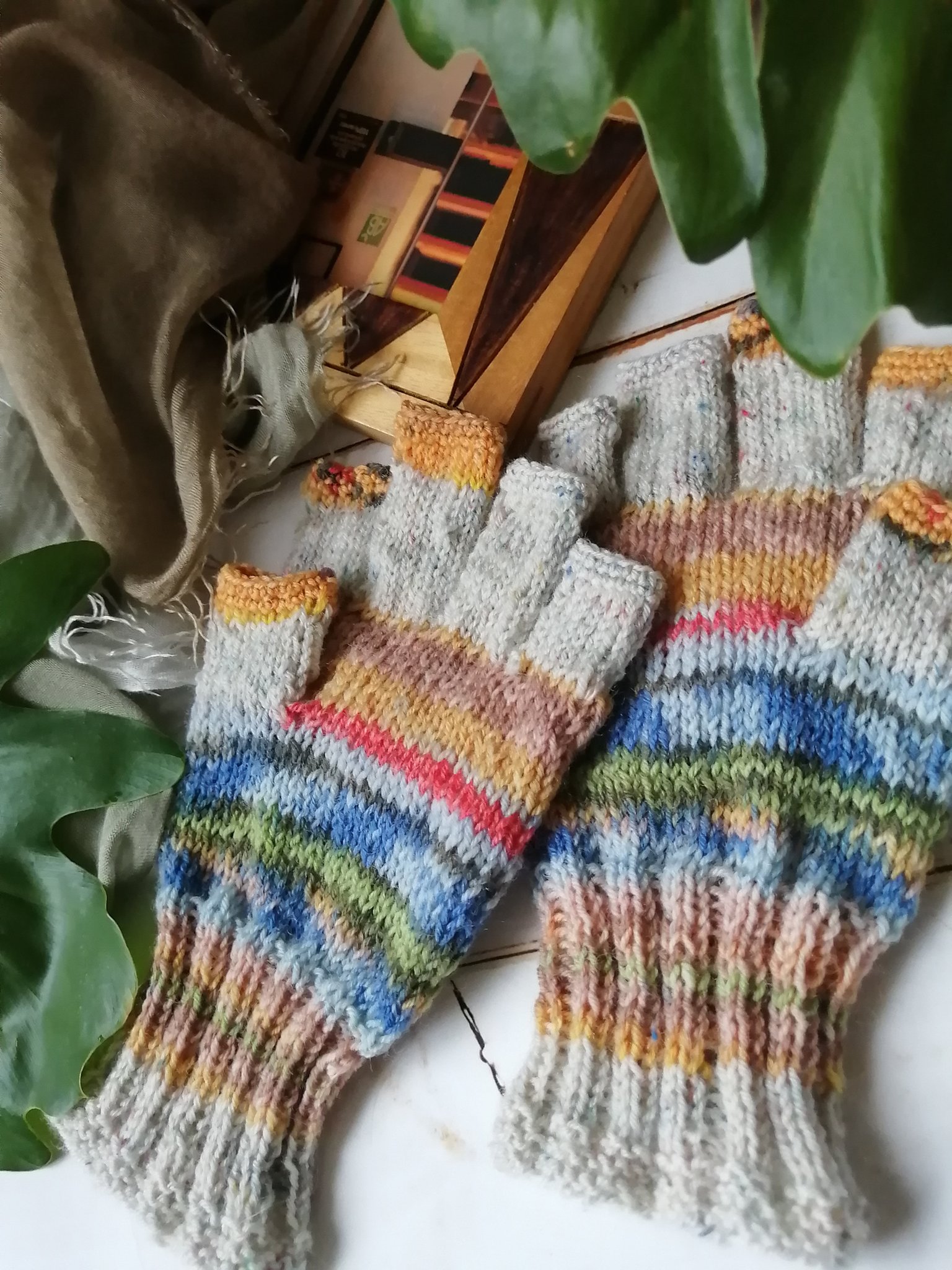 ゴッホの寝室 オパール毛糸の指先フリー手袋 Iichi ハンドメイド クラフト作品 手仕事品の通販