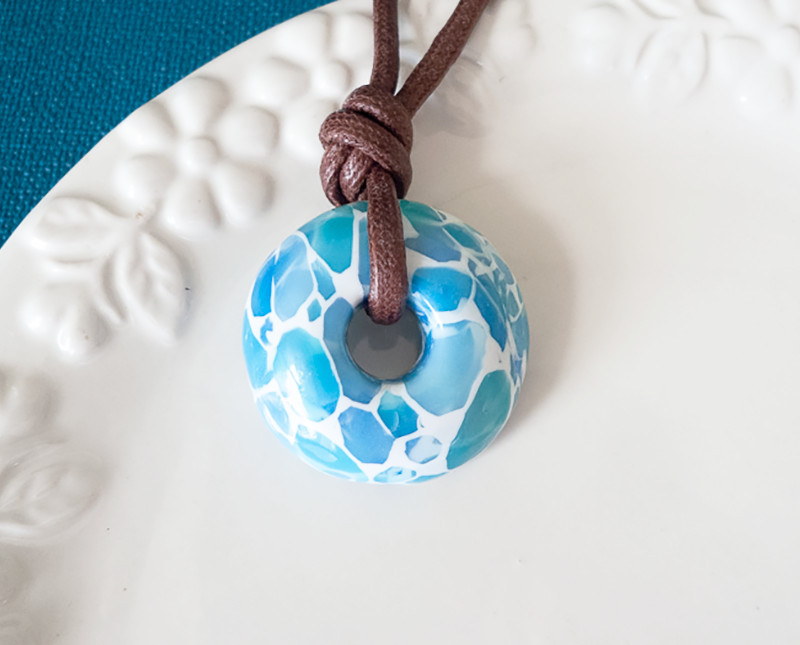 水影のドーナツ 輪っかのペンダント 青の季節 長さ調節可 Iichi ハンドメイド クラフト作品 手仕事品の通販