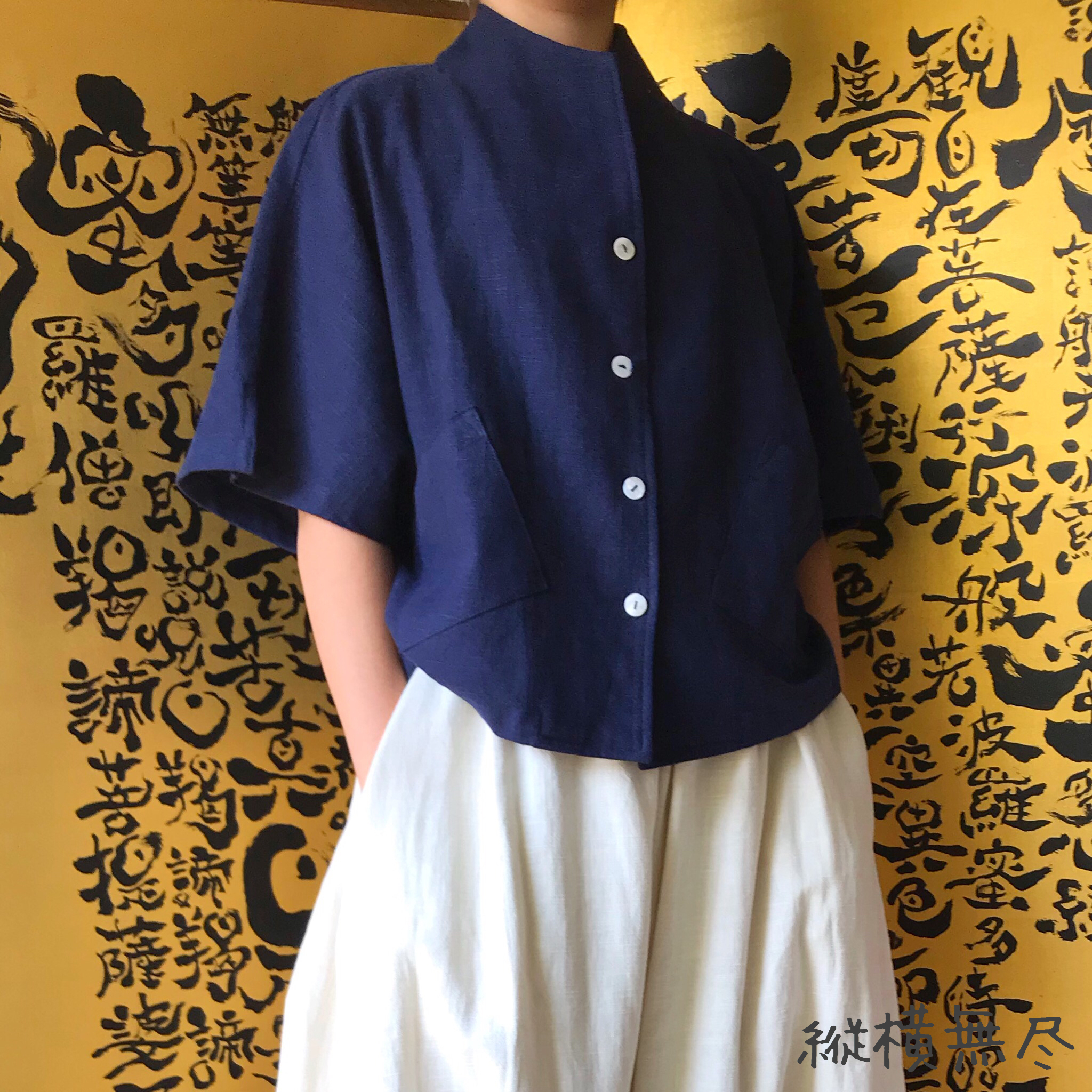 貝ボタンを使ったヘンプの前開きラグラン袖ブラウス もちろん後ろ裾は遊んでいます 紺 Iichi ハンドメイド クラフト作品 手仕事品の通販