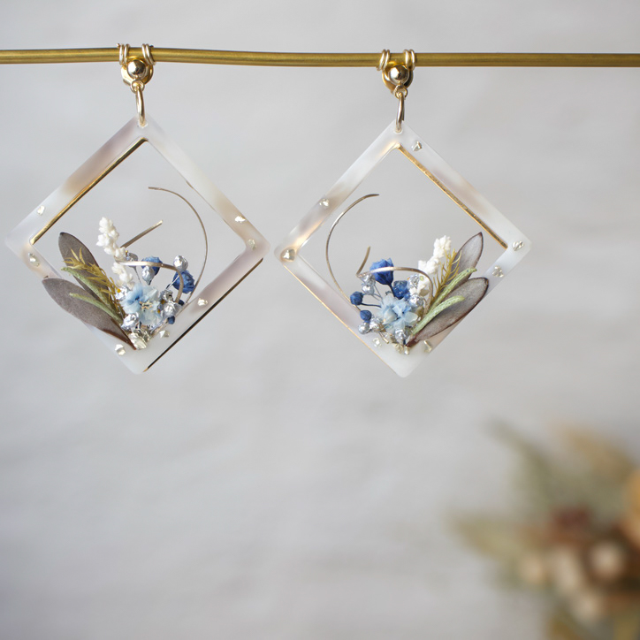 額縁に咲く 雪の花 ドライフラワーピアス イヤリング Iichi ハンドメイド クラフト作品 手仕事品の通販