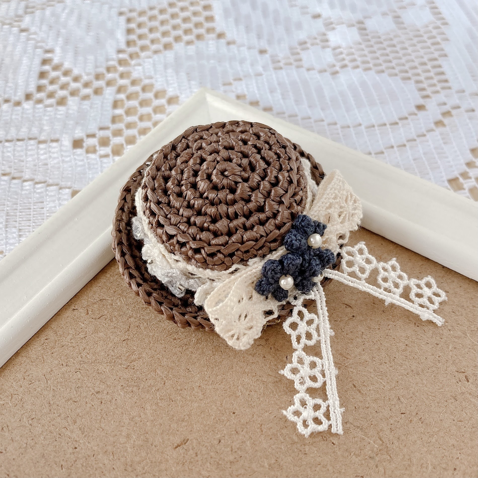 夏の思い出 花飾りの麦わらブローチ ブラウン ネイビー Iichi ハンドメイド クラフト作品 手仕事品の通販