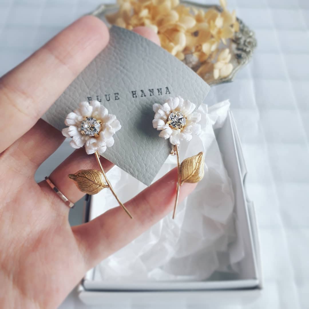 布花 スワロフスキーマーガレットのイヤリング | iichi ハンドメイド 