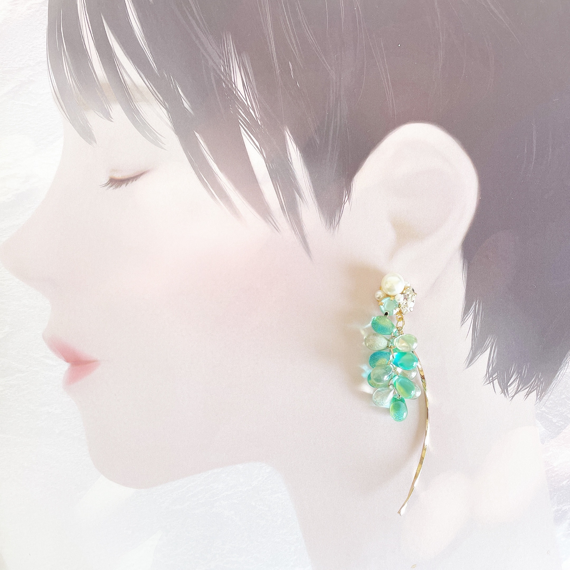 サマーグリーン チェコティアドロップビーズのシャンデリアビジューピアス Iichi ハンドメイド クラフト作品 手仕事品の通販