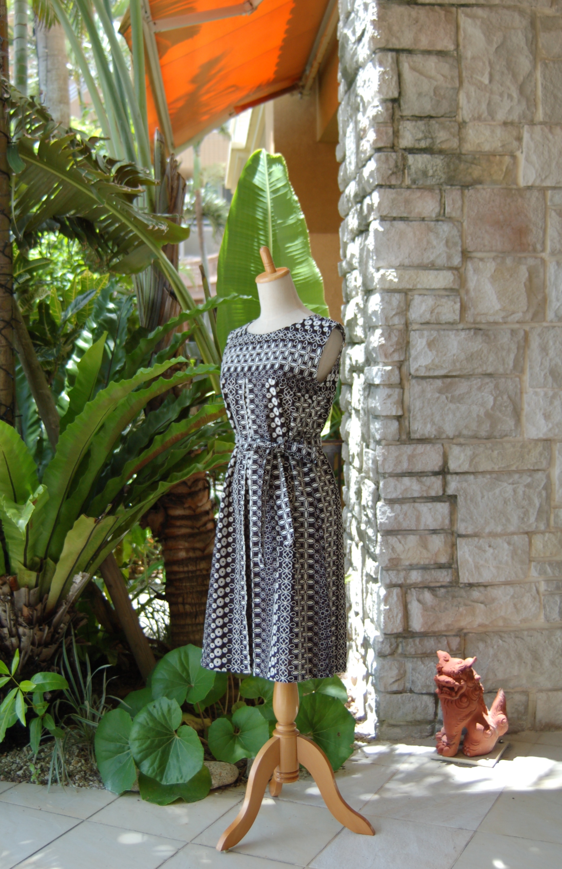 M クルーネック エンブロイダリー 刺繍 センタータック クラシカルワンピース 黒 Iichi ハンドメイド クラフト作品 手仕事品の通販