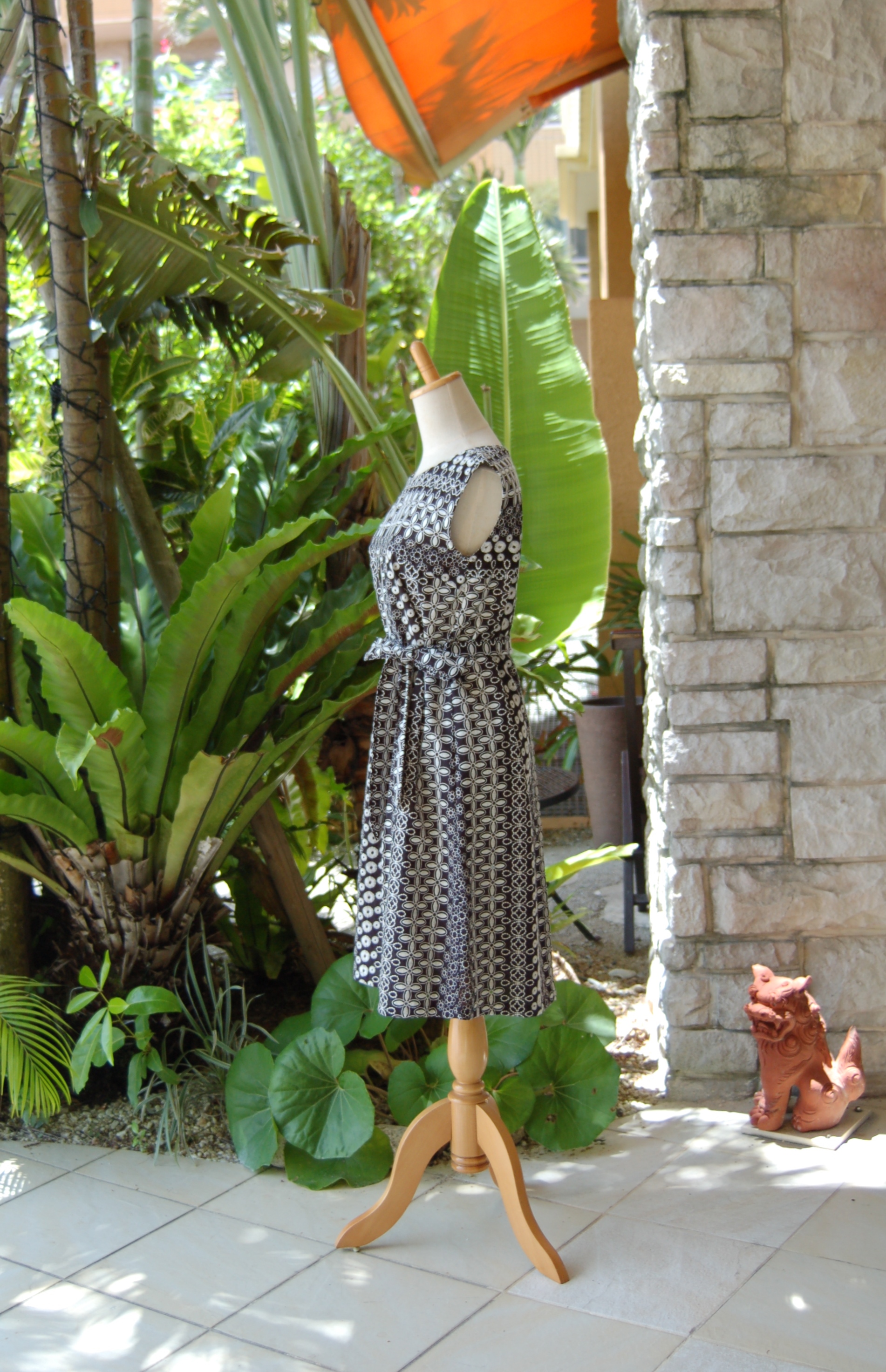 M クルーネック エンブロイダリー 刺繍 センタータック クラシカルワンピース 黒 Iichi ハンドメイド クラフト作品 手仕事品の通販