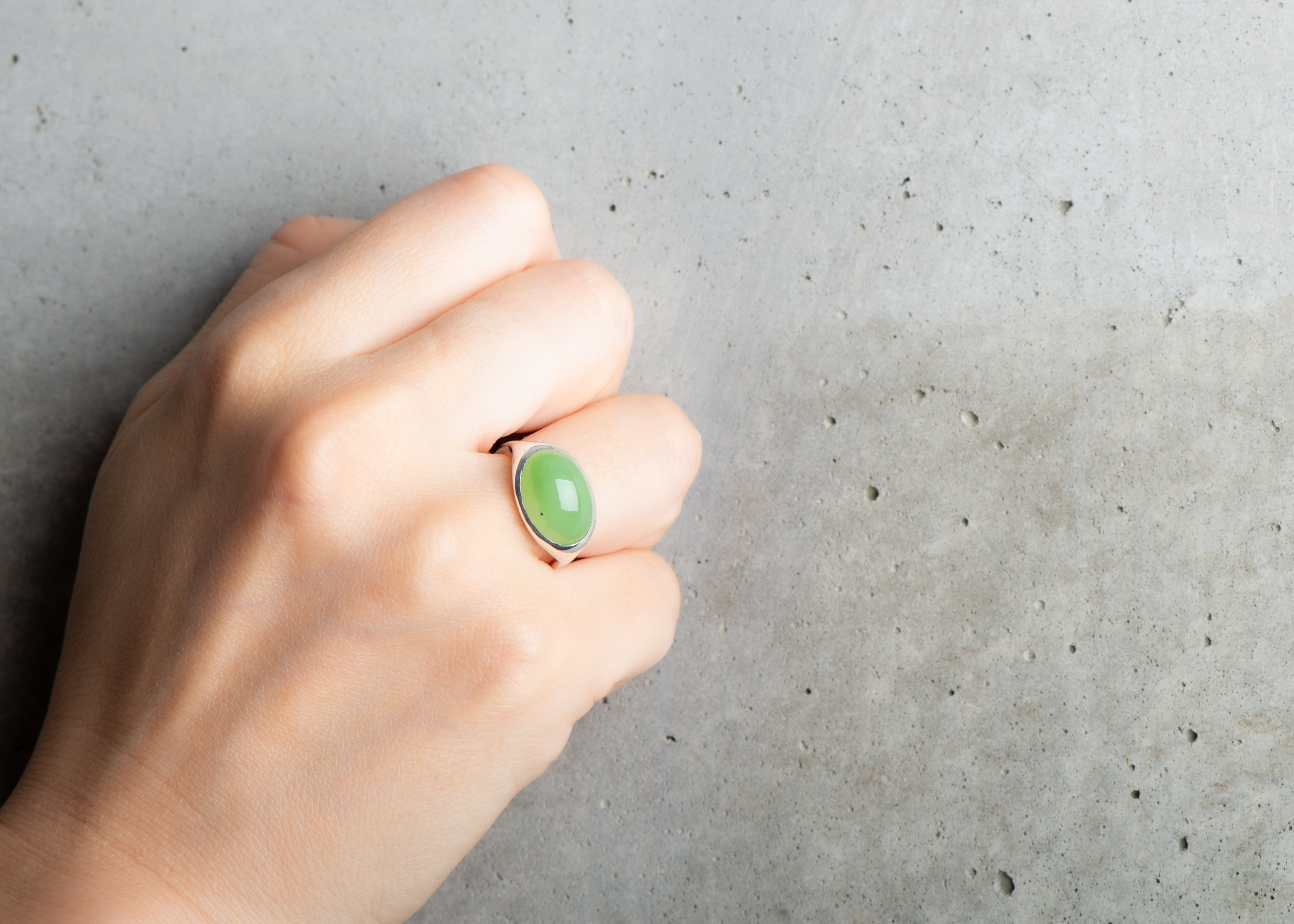 穏やかなモスグリーンのネフライト シルバーリング Iichi ハンドメイド クラフト作品 手仕事品の通販