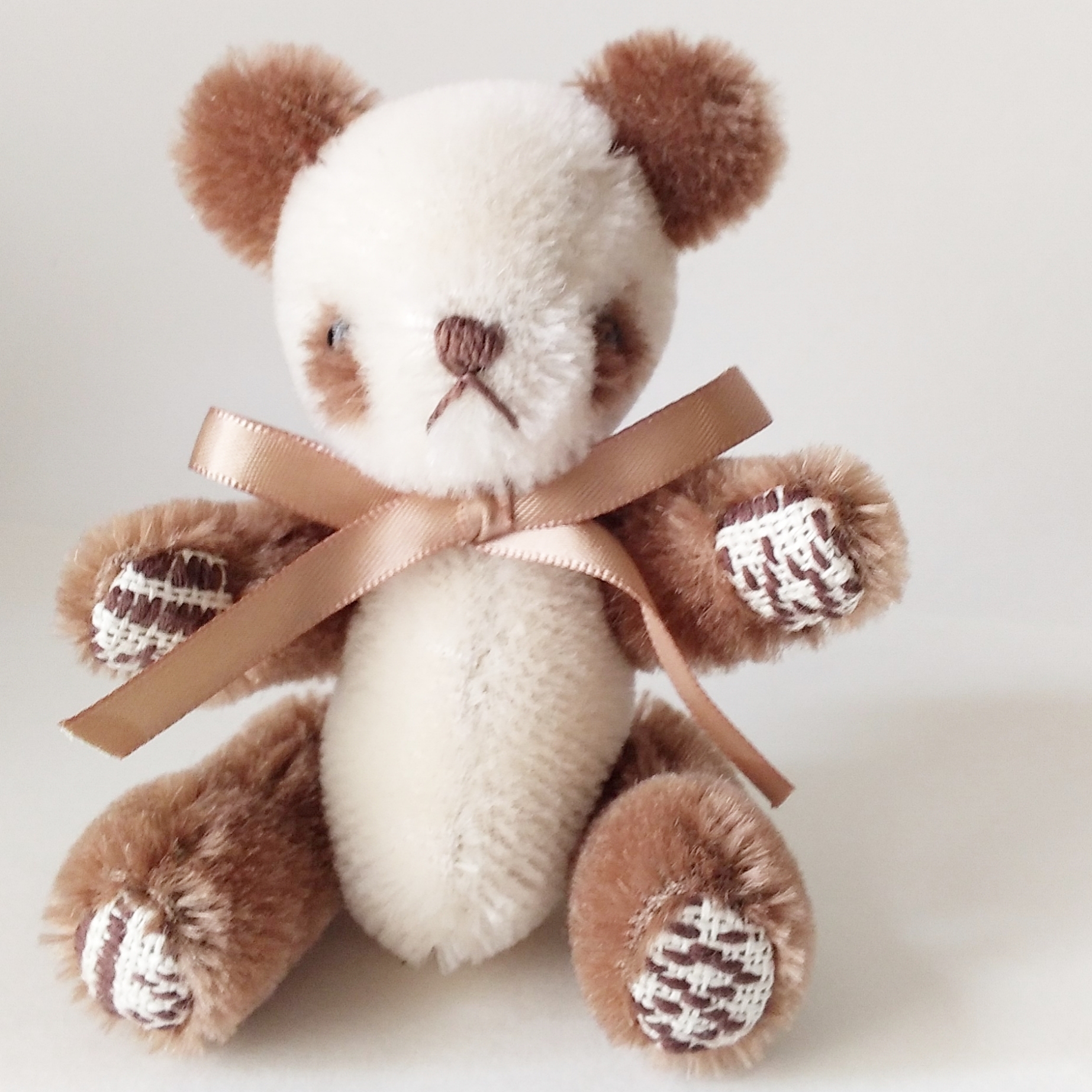 こぎん刺しのパンダのぬいぐるみ 双子パンダ ブラウン Iichi ハンドメイド クラフト作品 手仕事品の通販