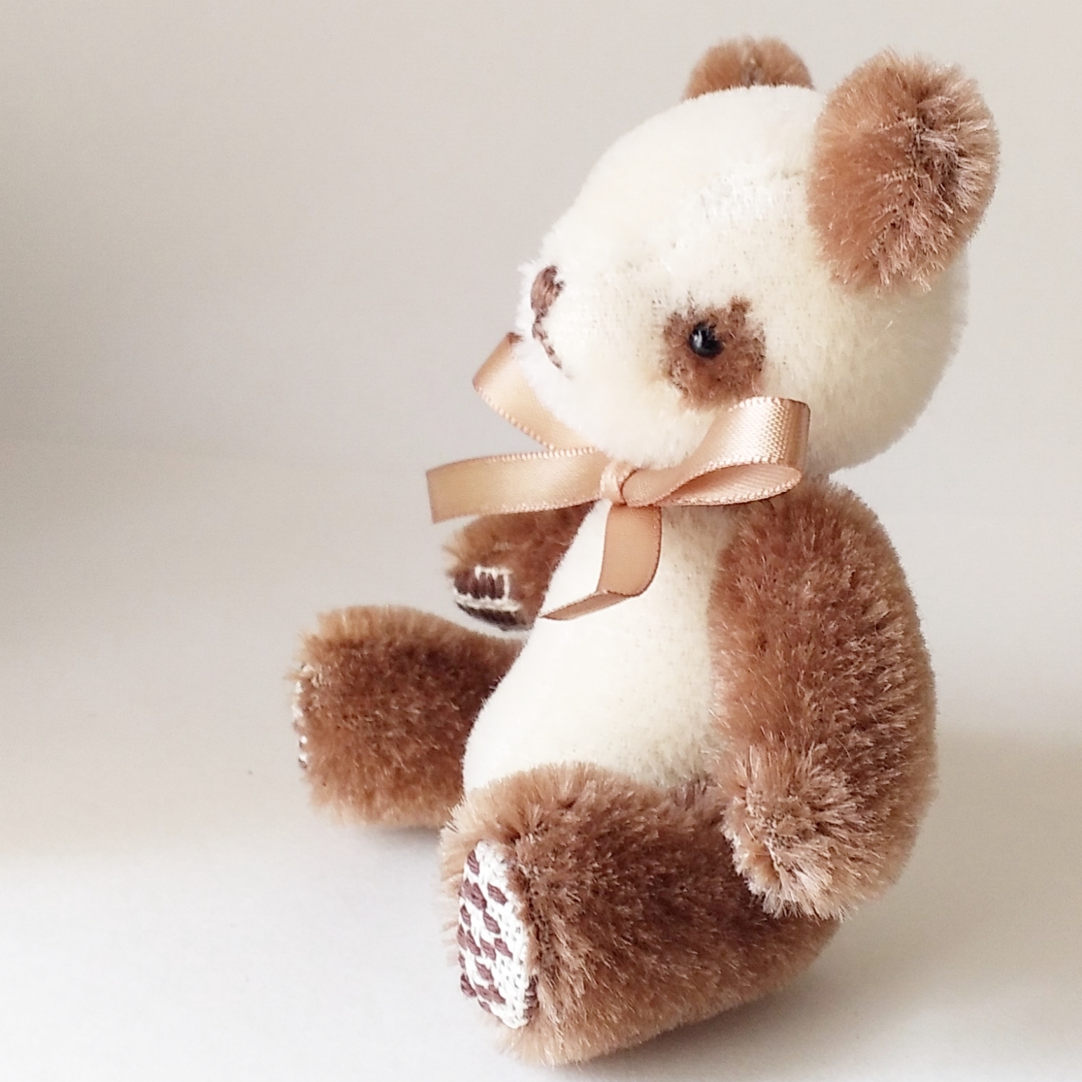 こぎん刺しのパンダのぬいぐるみ 双子パンダ ブラウン Iichi ハンドメイド クラフト作品 手仕事品の通販