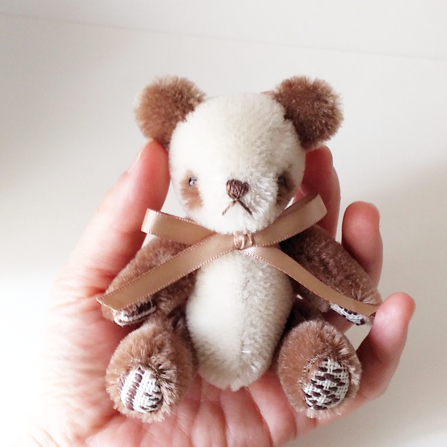 こぎん刺しのパンダのぬいぐるみ 双子パンダ ブラウン Iichi ハンドメイド クラフト作品 手仕事品の通販