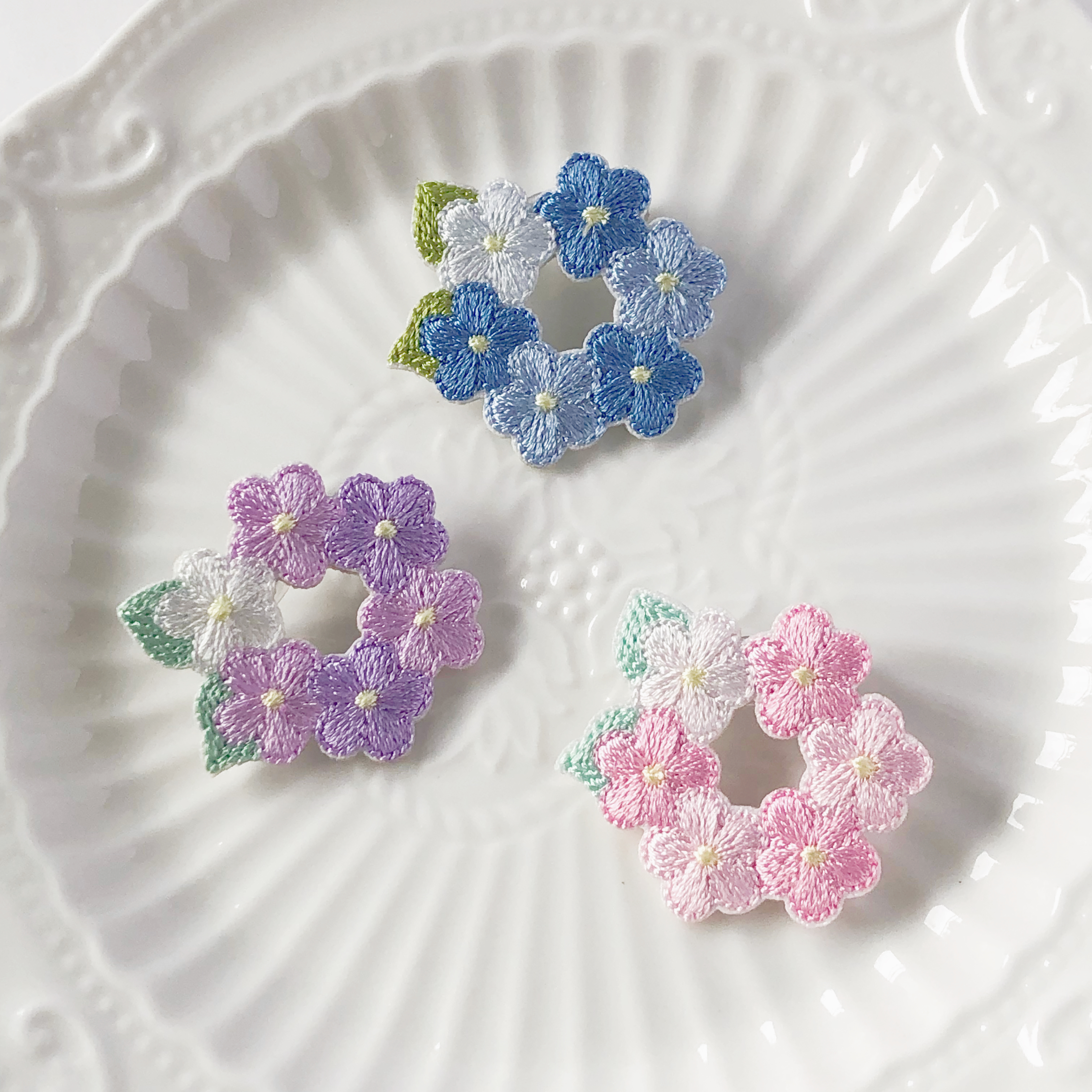 可愛い刺繍の紫陽花のブローチ 1パープル 2ブルー 3ピンク あじさい アジサイ 雨 梅雨 Iichi ハンドメイド クラフト作品 手仕事品の通販