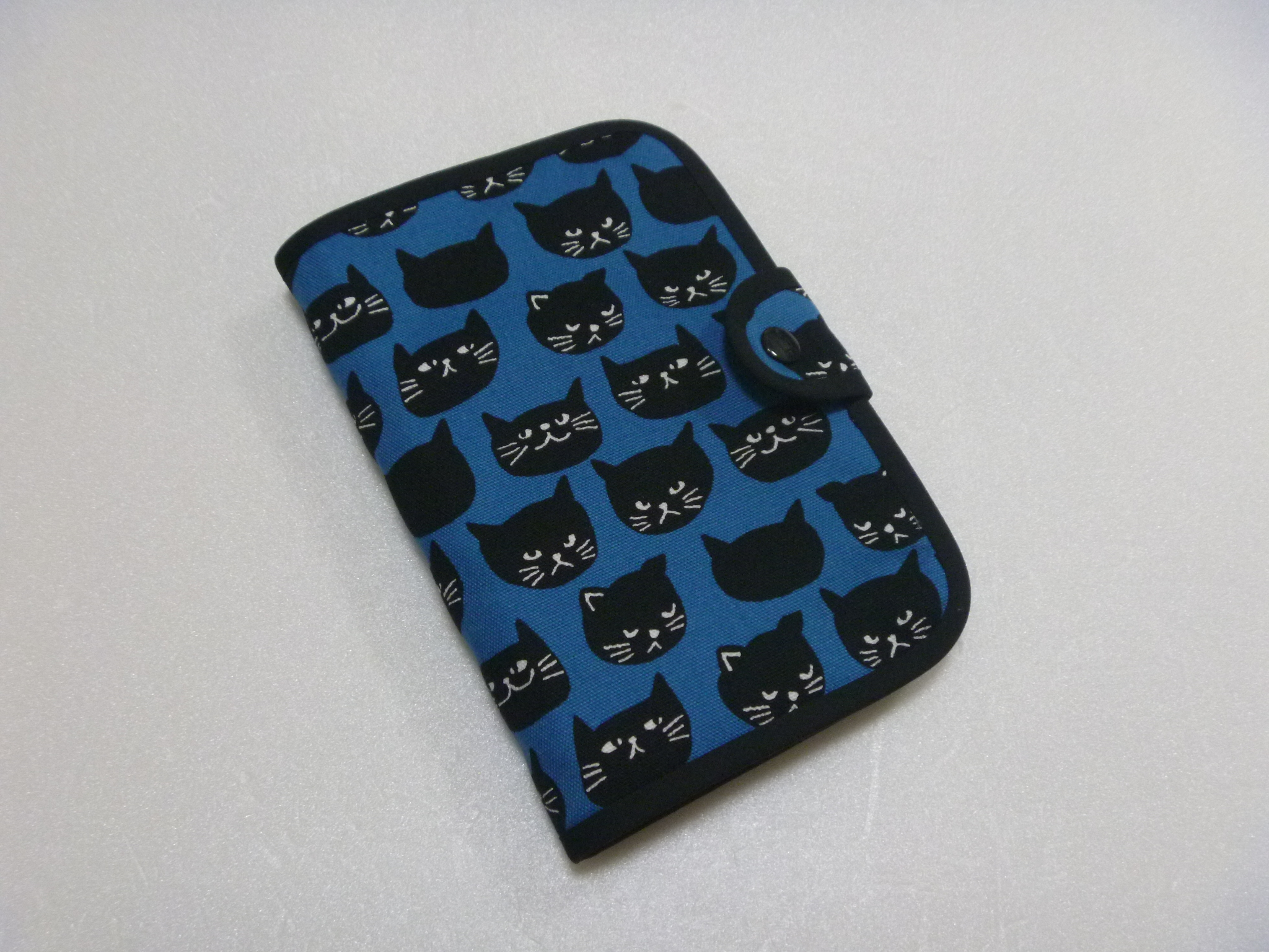 184 ちび黒猫だらけ柄 通帳ケース ピッタリサイズ ブルー 青 再販 Iichi ハンドメイド クラフト作品 手仕事品の通販