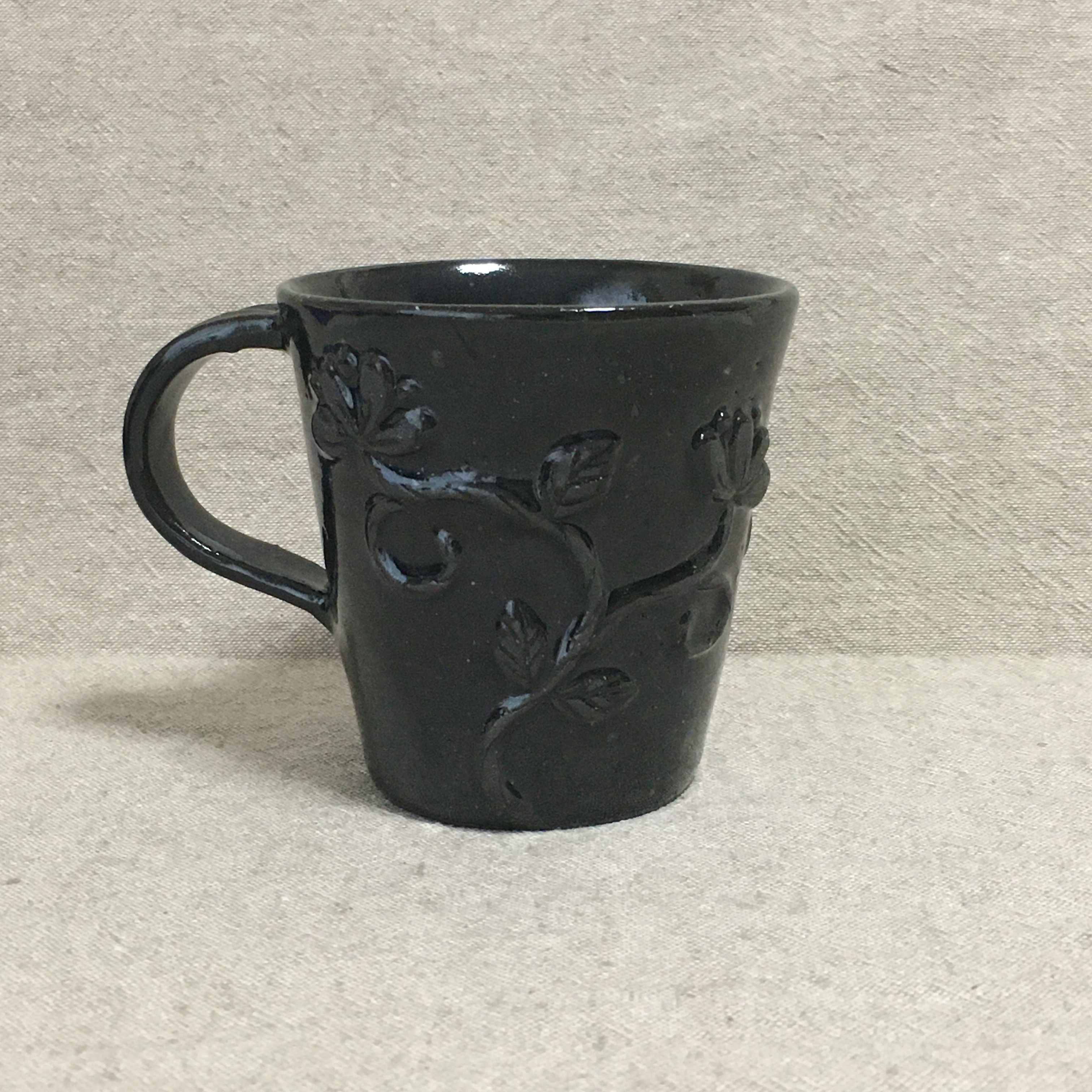 ブラック陽刻花柄コーヒーカップ Iichi ハンドメイド クラフト作品 手仕事品の通販