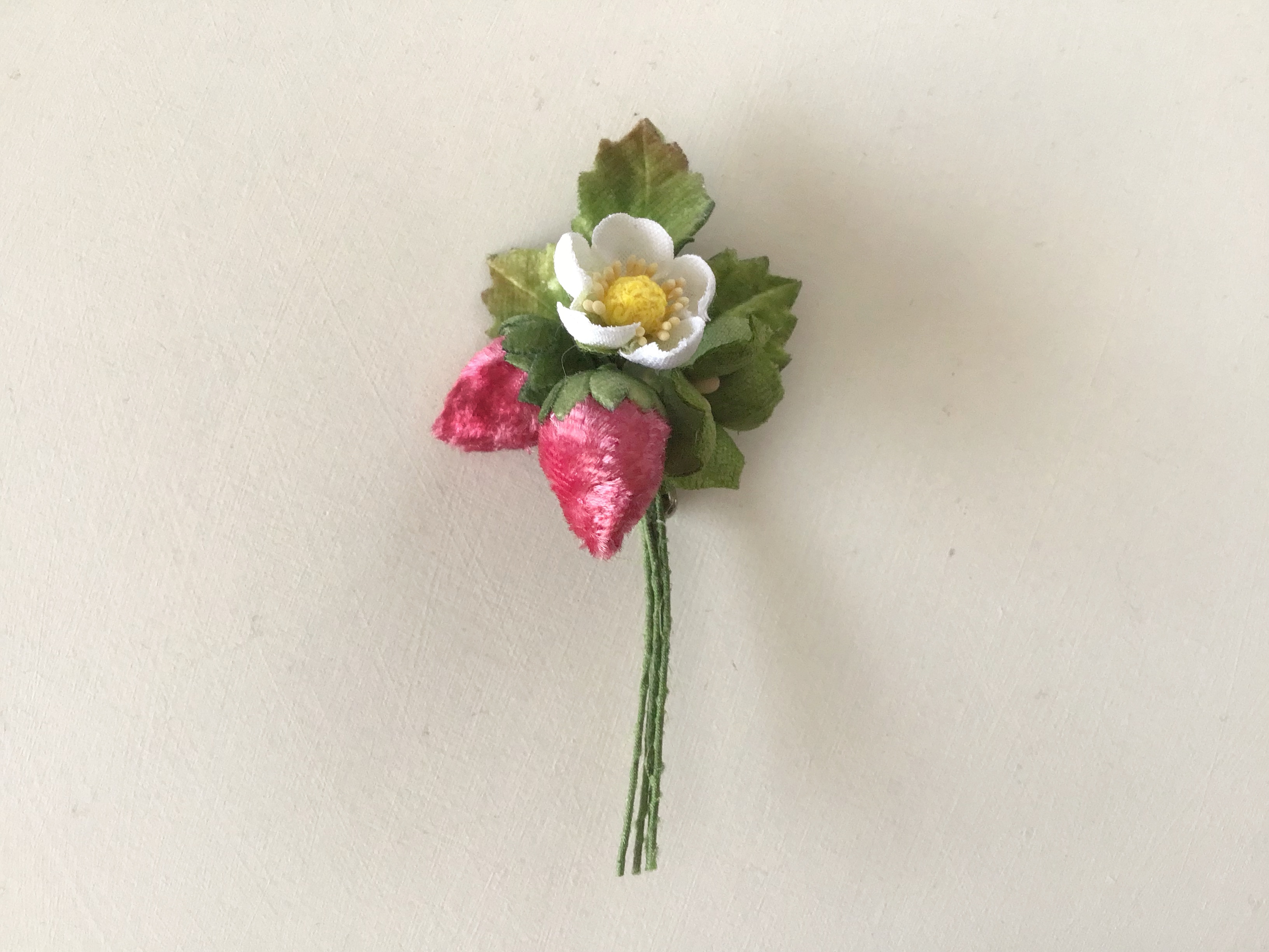 染め花イチゴのコサージュ S Iichi ハンドメイド クラフト作品 手仕事品の通販