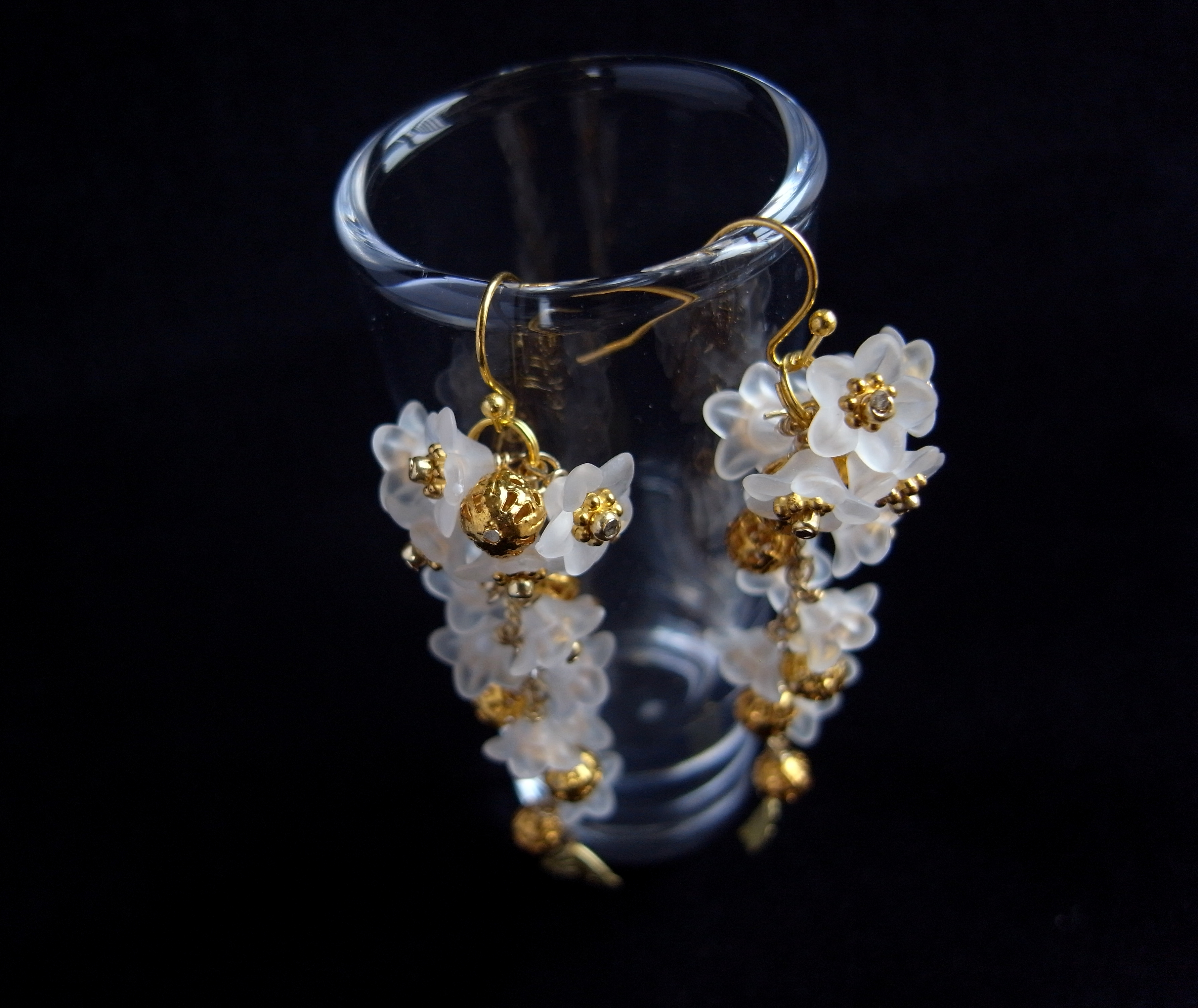 ピアス 鈴生りの氷の花ビーズ 小花 ゴールド イヤリング交換可 Iichi ハンドメイド クラフト作品 手仕事品の通販