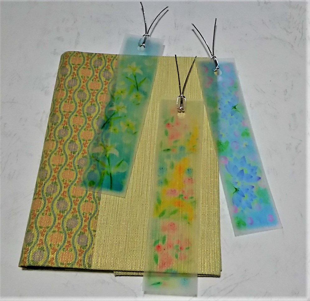 透明な初夏の3種の花の栞 しおり 百合 バラ 睡蓮 パステルアート Iichi ハンドメイド クラフト作品 手仕事品の通販