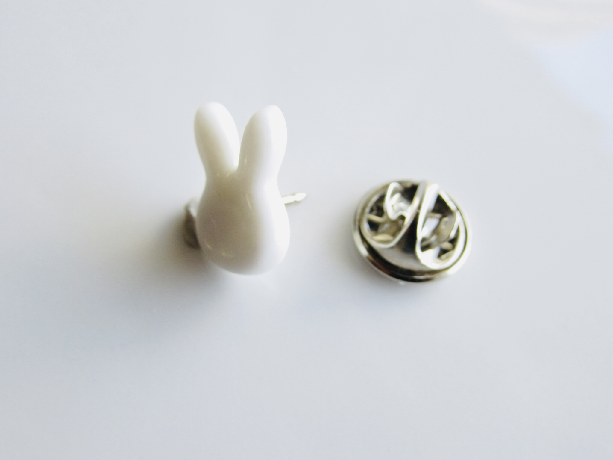 うさぎのガラスピンバッチ ブローチ34 Iichi ハンドメイド クラフト作品 手仕事品の通販