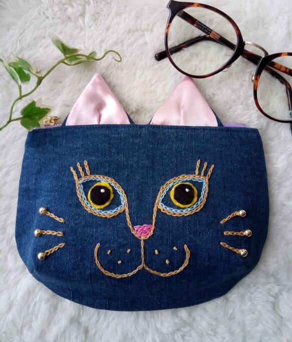 受注商品 刺繍おすまし猫お洒落ポーチ デニム Iichi ハンドメイド クラフト作品 手仕事品の通販