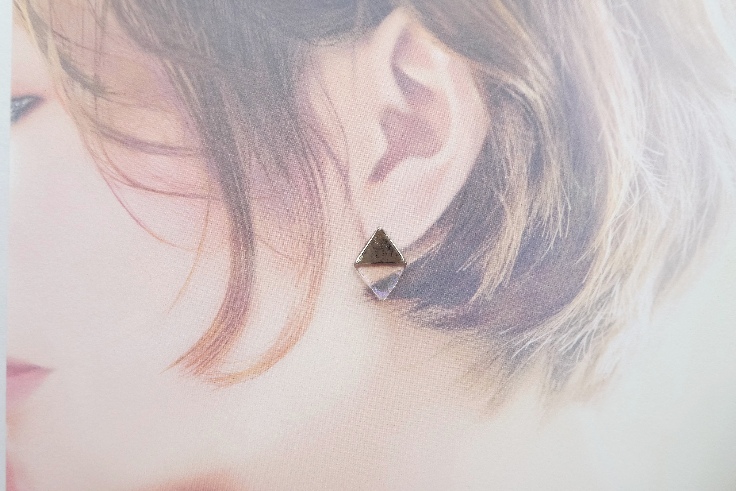 マニッシュなひし形ガラスのピアス ゴールド Iichi ハンドメイド クラフト作品 手仕事品の通販