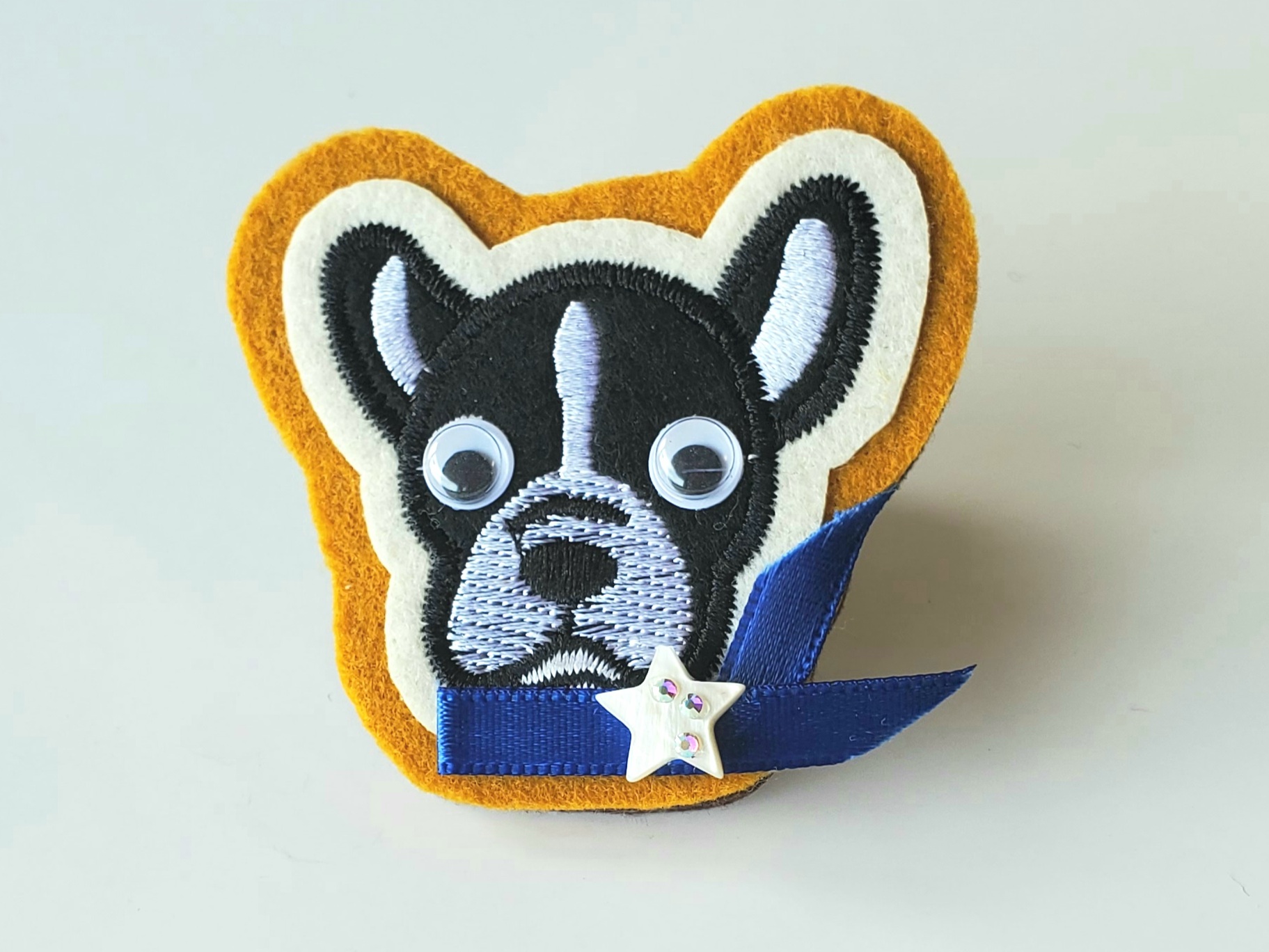 キミはヒーロー犬 ブローチ Iichi ハンドメイド クラフト作品 手仕事品の通販