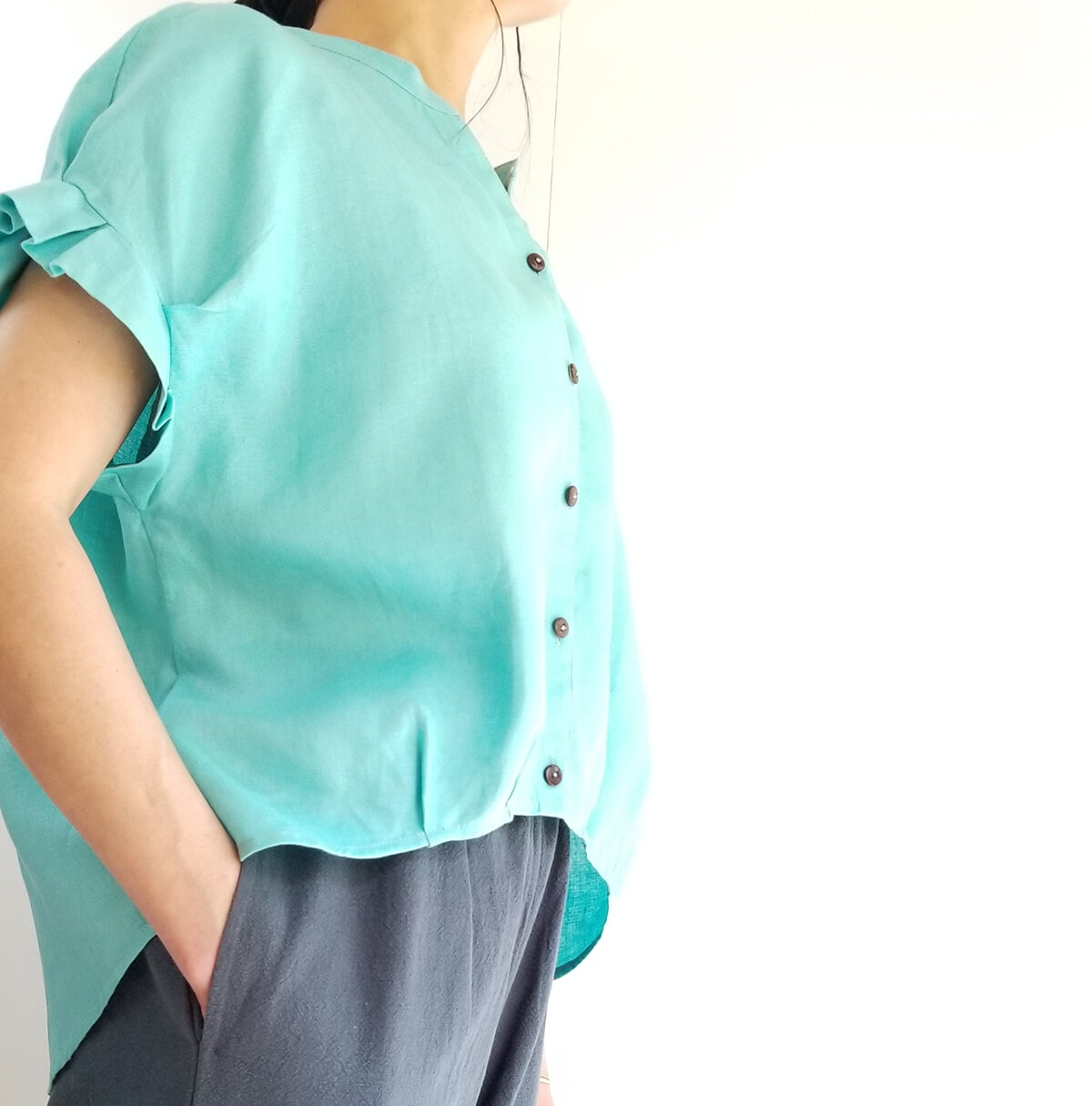 可憐な夏のリネンシャツ☆タックフリルの袖 インディゴブルー 5L〜7L